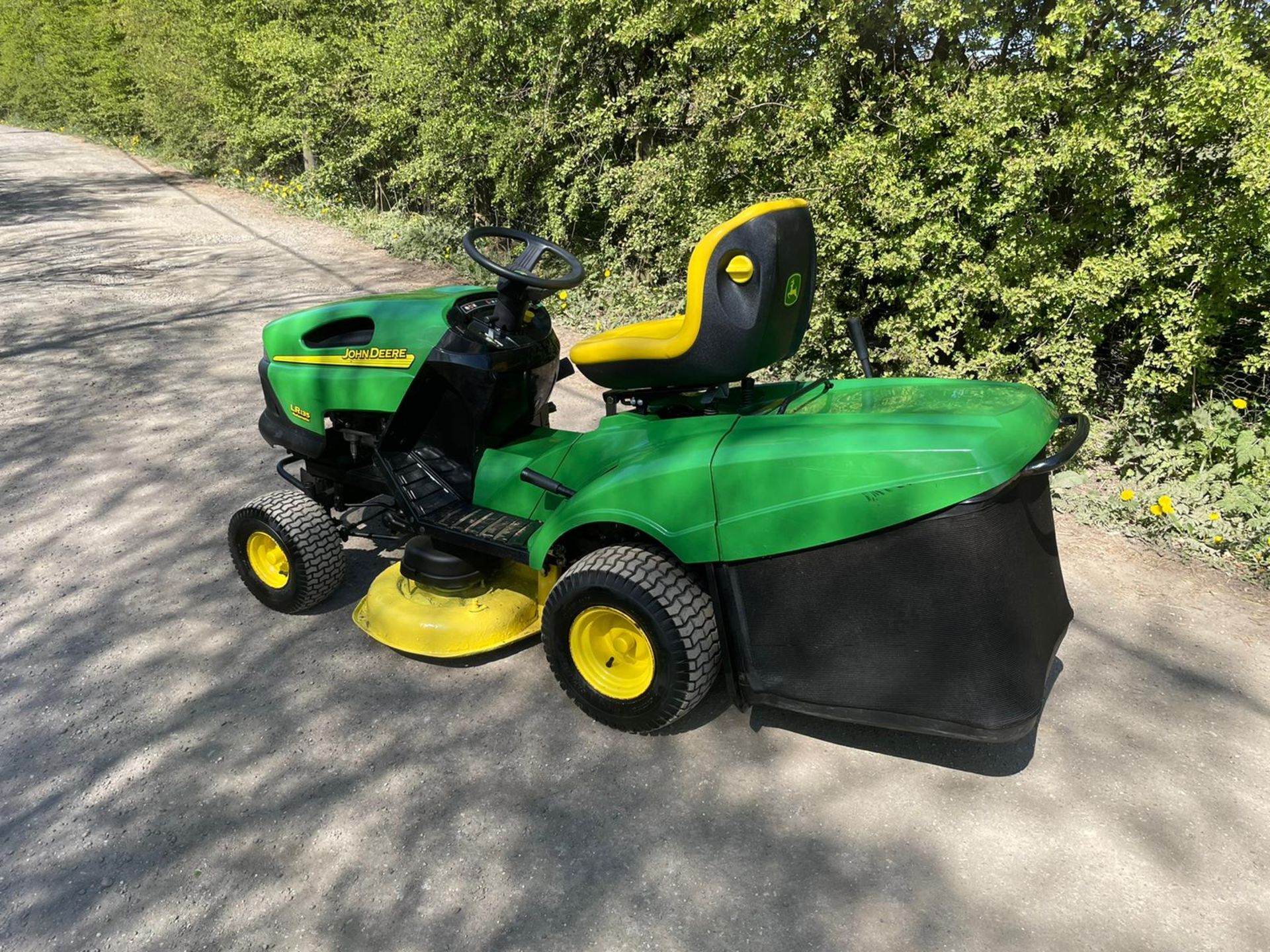 JOHN DEERE LR135 RIDE ON MOWER, HYDROSTATIC, RUNS DRIVES AND CUTS *NO VAT* - Image 5 of 6