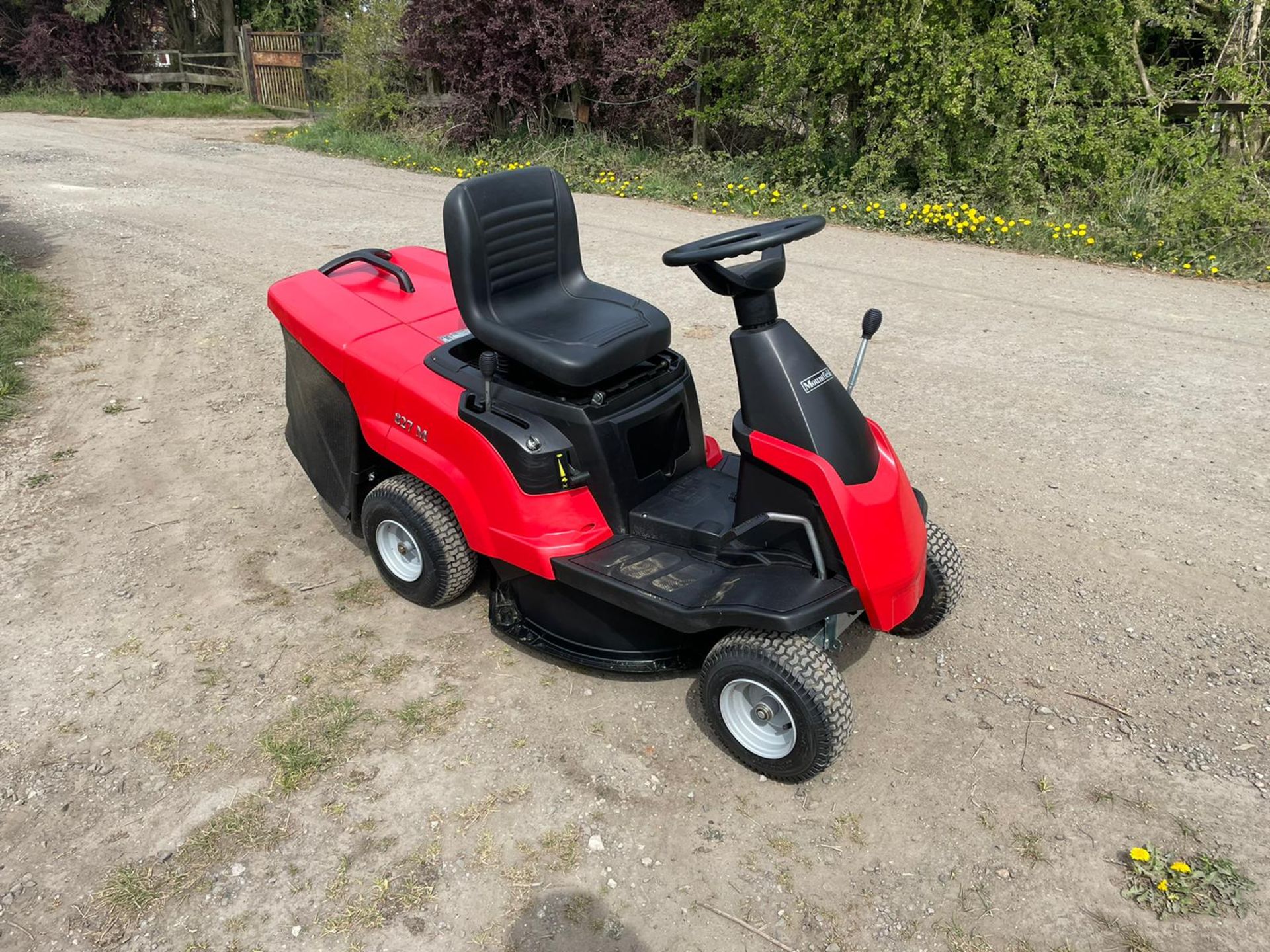 MOUNTFIELD 827M RIDE ON MOWER, RUNS DRIVES AND CUTS *NO VAT* - Image 3 of 5