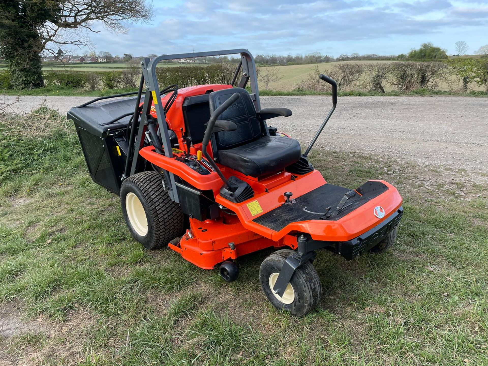 2018 KUBOTA GZD21 ZERO TURN MOWER, RUNS DRIVES AND CUTS, HIGH TIP COLLECTOR *PLUS VAT* - Image 2 of 16