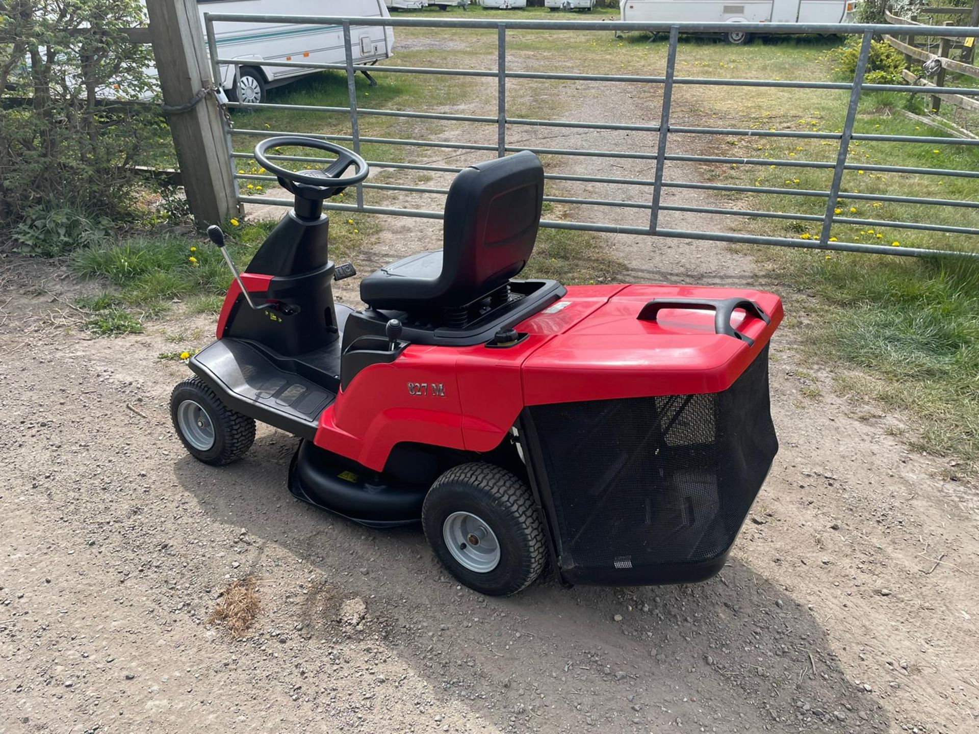 MOUNTFIELD 827M RIDE ON MOWER, RUNS DRIVES AND CUTS *NO VAT* - Image 4 of 5