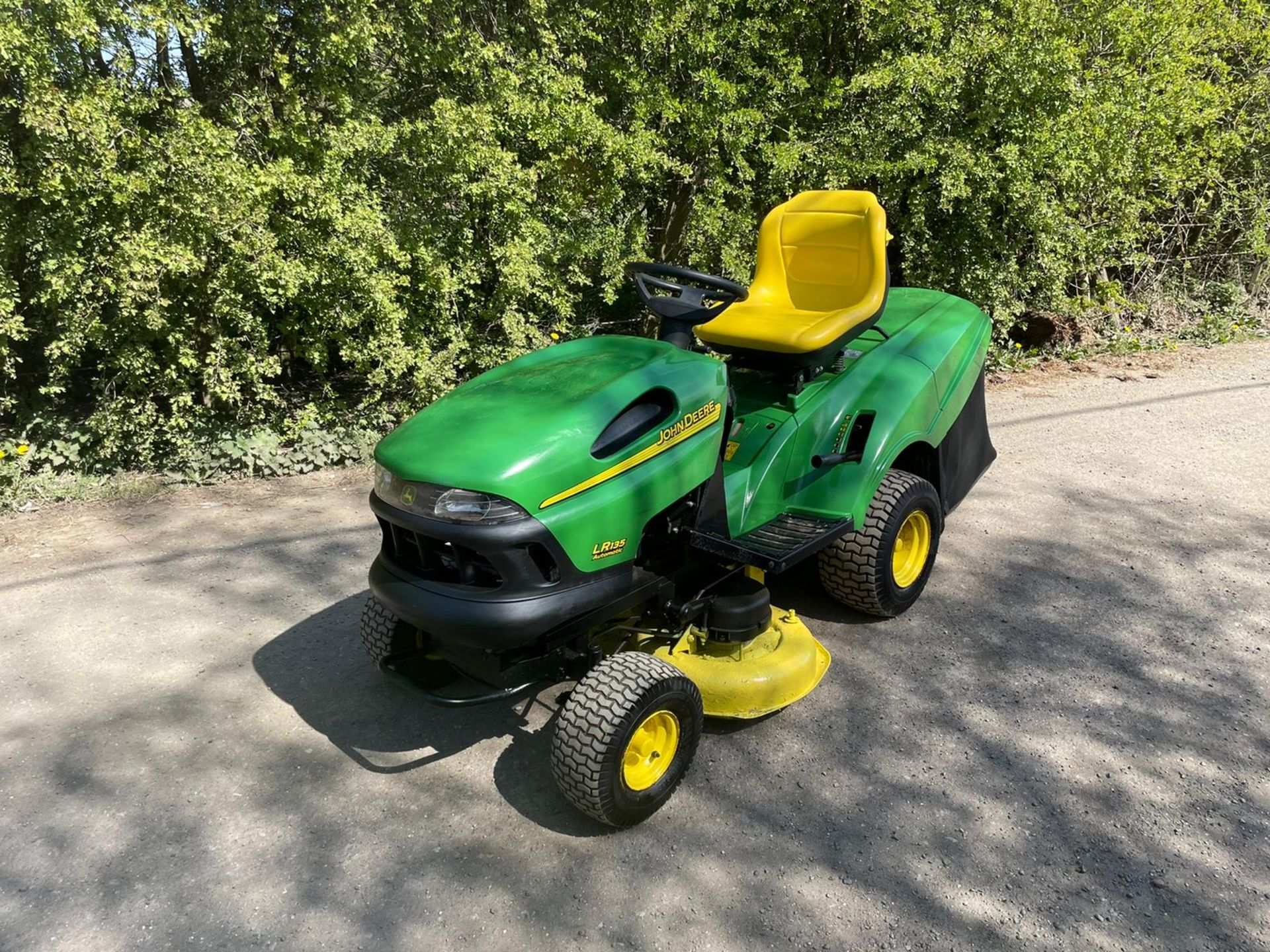 JOHN DEERE LR135 RIDE ON MOWER, HYDROSTATIC, RUNS DRIVES AND CUTS *NO VAT* - Image 2 of 6