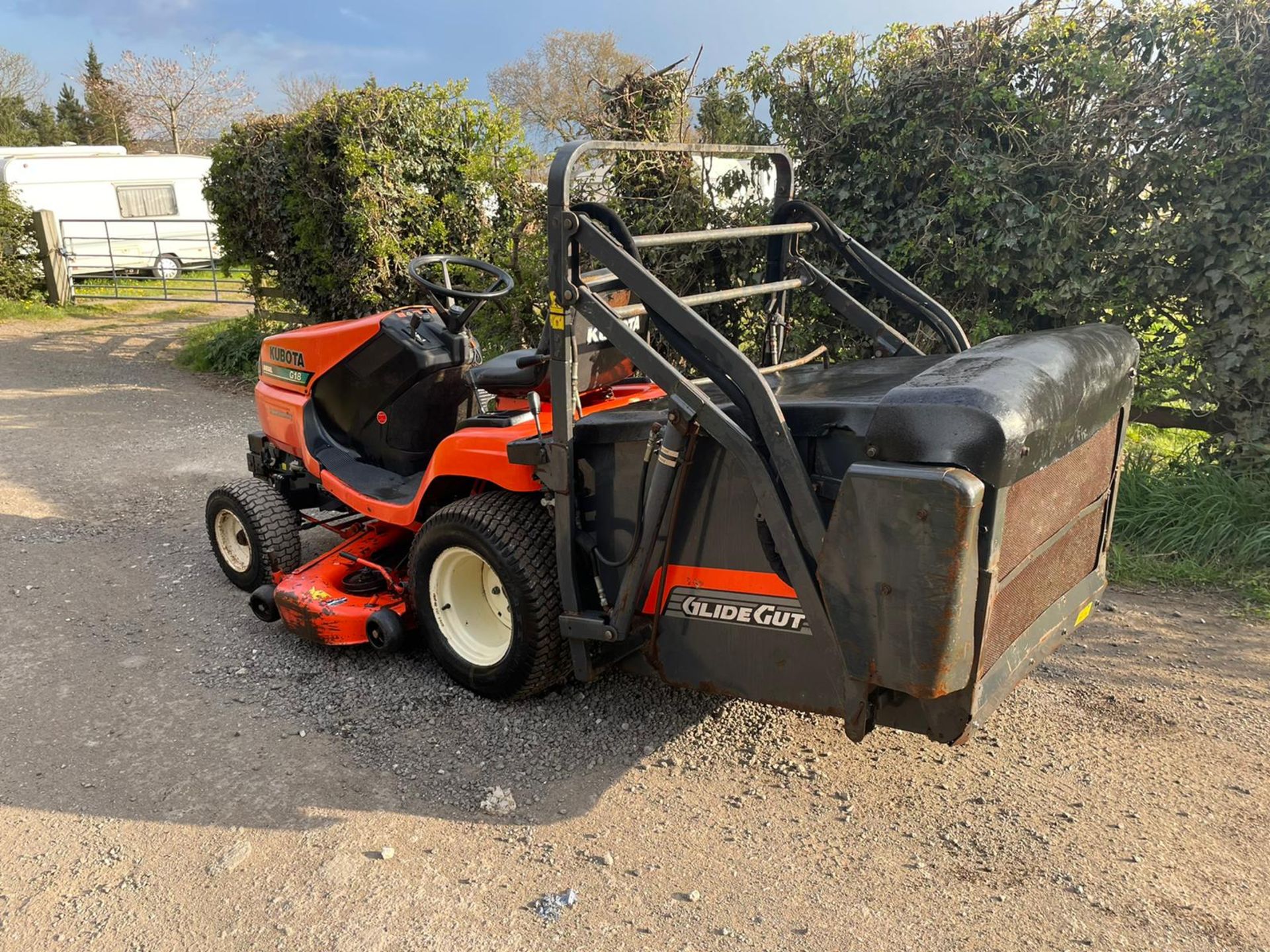 Kubota G18 Ride On Mower, Runs Drives And Cuts, High Tip Collector, Hydrostatic *NO VAT* - Image 3 of 12