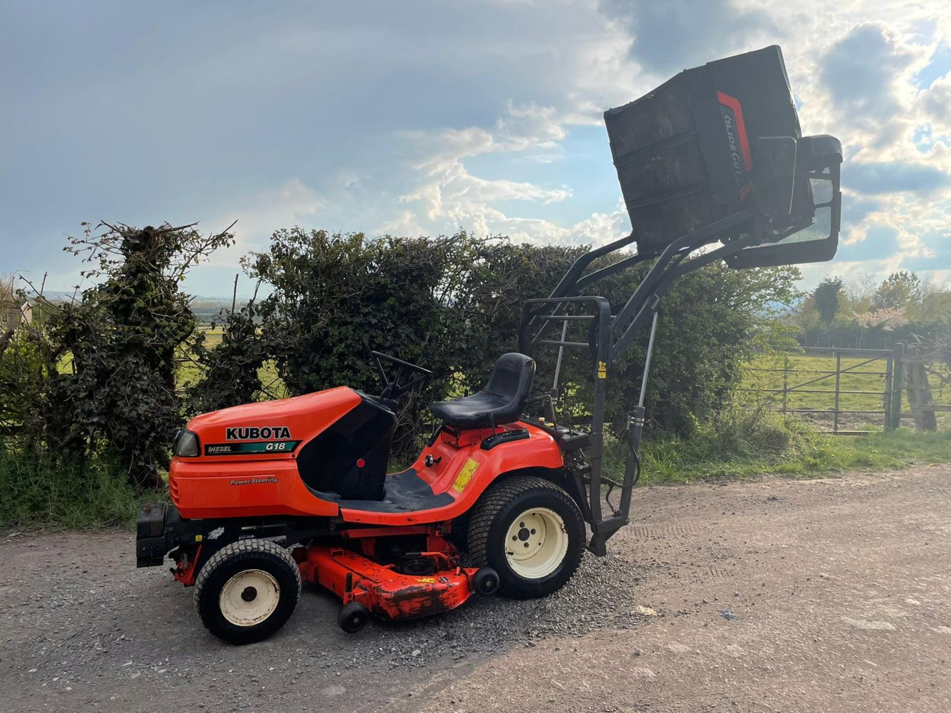 Kubota G18 Ride On Mower, Runs Drives And Cuts, High Tip Collector, Hydrostatic *NO VAT* - Image 2 of 12