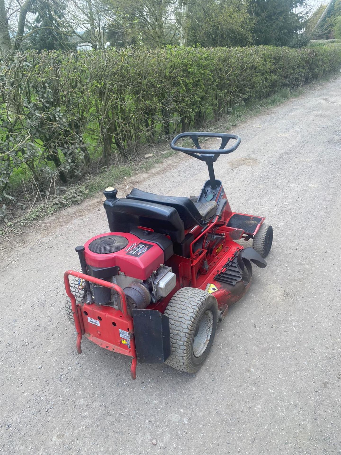 SNAPPER 33 HI VAC RIDE ON LAWN MOWER, RUNS DRIVES AND CUTS, BRAND NEW BATTERY *NO VAT* - Image 4 of 6