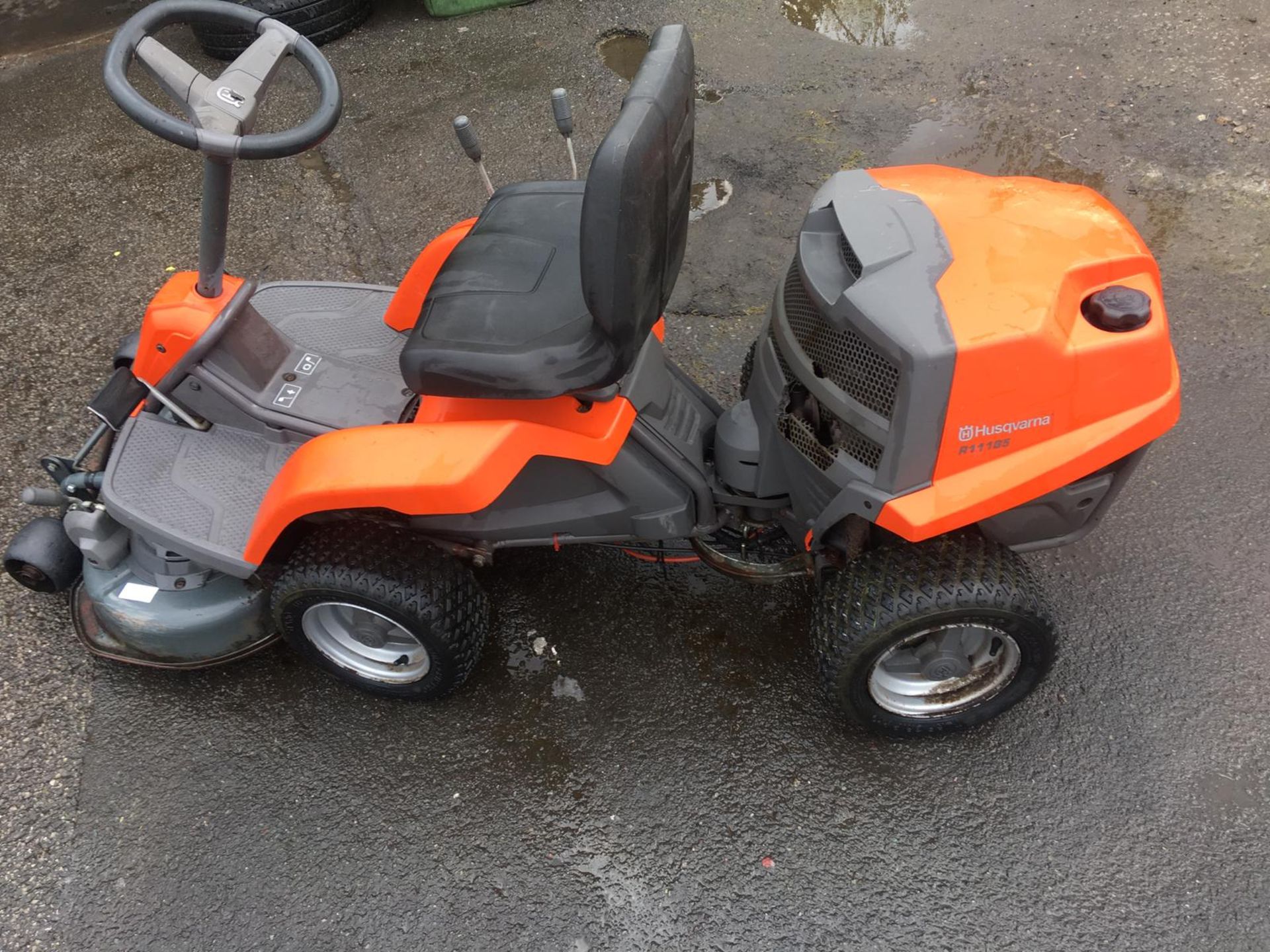 HUSQVARNA R111B5 ARTICULATED RIDE ON LAWN MOWER, YEAR 2010, WEIGHT 165 KG *NO VAT* - Image 4 of 10