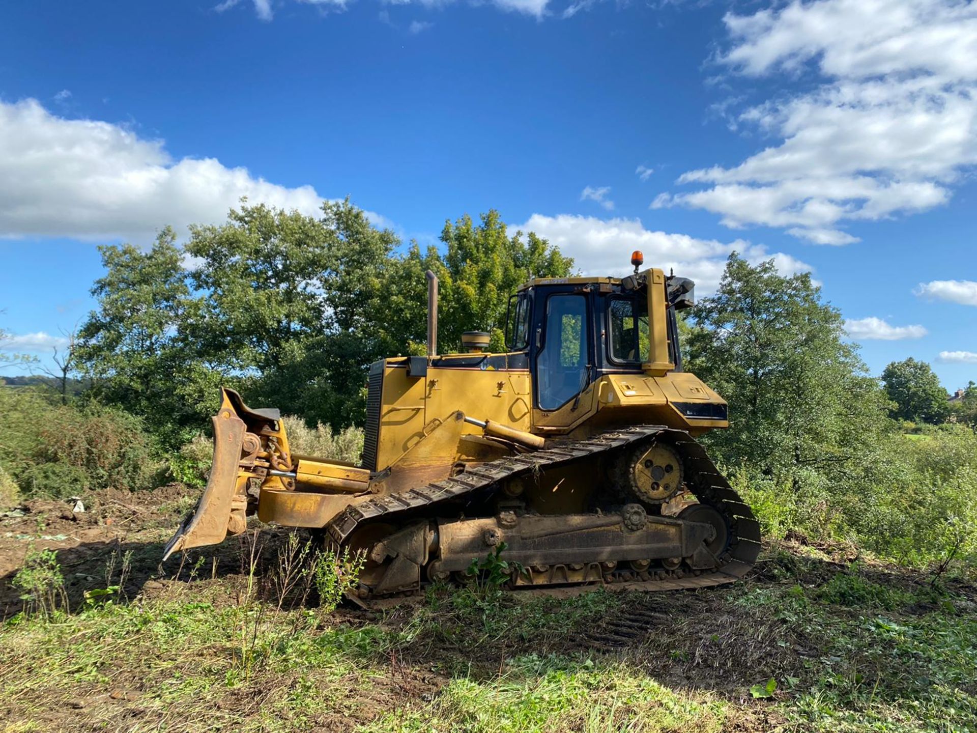 CAT D6M DOZER, RUNS AND WORKS, 6 WAY PAT BLADE, GOOD TRACKS AND SPROCKETS, YEAR 1998 *PLUS VAT* - Image 2 of 9