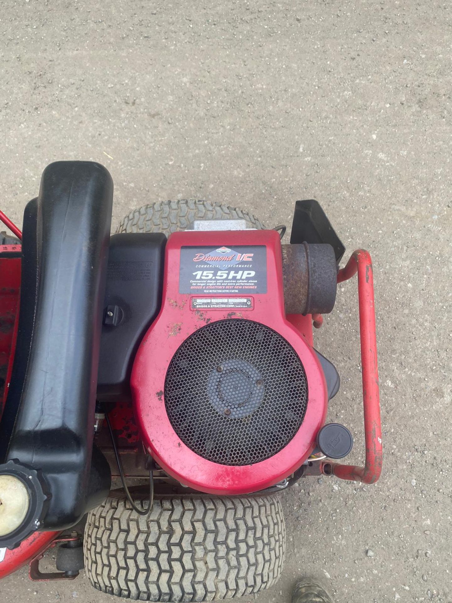 SNAPPER 33 HI VAC RIDE ON LAWN MOWER, RUNS DRIVES AND CUTS, BRAND NEW BATTERY *NO VAT* - Image 6 of 6