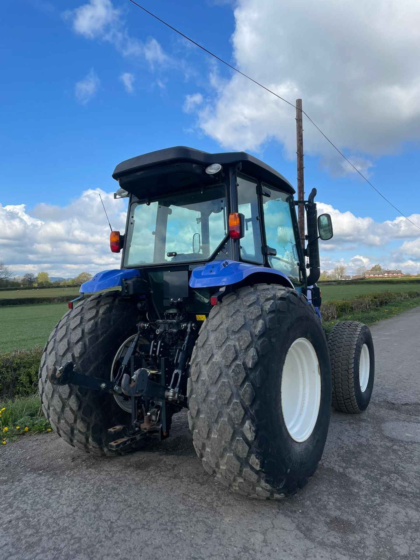 2014 ISEKI TJA8080 4 WHEEL DRIVE TRACTOR, 953 GENUINE HOURS, GRASS TYRES, SONY RADIO *PLUS VAT* - Image 6 of 10