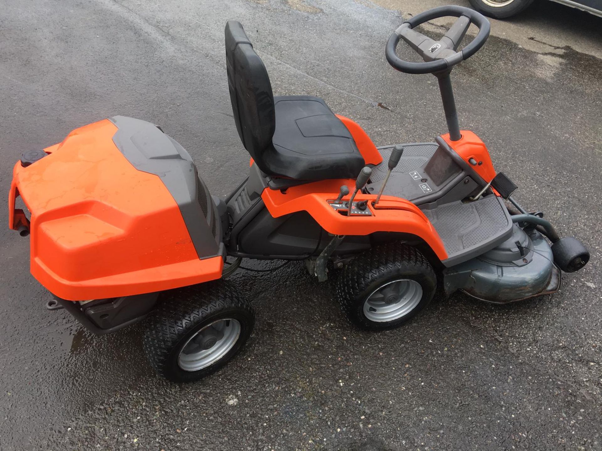 HUSQVARNA R111B5 ARTICULATED RIDE ON LAWN MOWER, YEAR 2010, WEIGHT 165 KG *NO VAT*