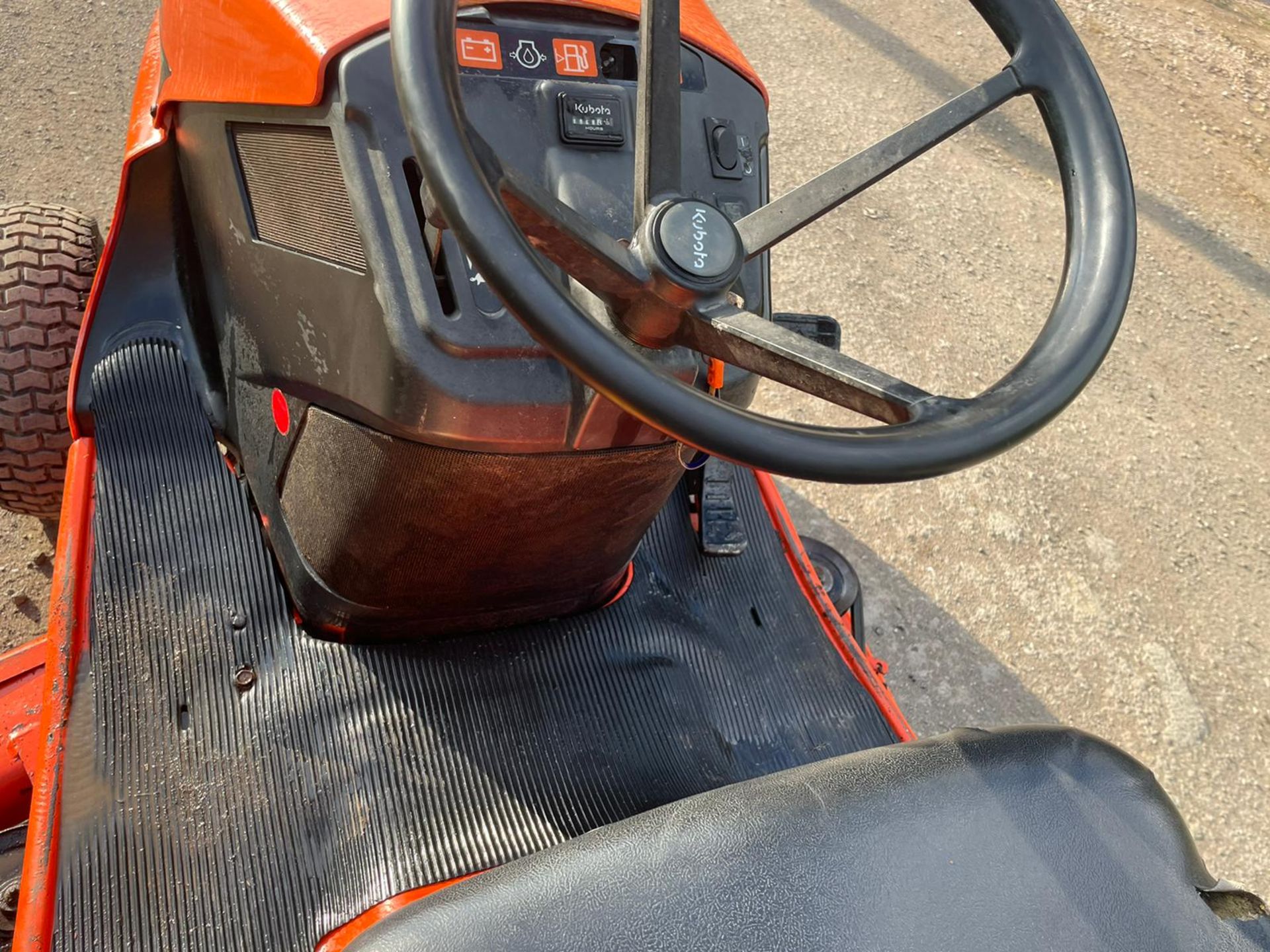 Kubota G18 Ride On Mower, Runs Drives And Cuts, High Tip Collector, Hydrostatic *NO VAT* - Image 7 of 12