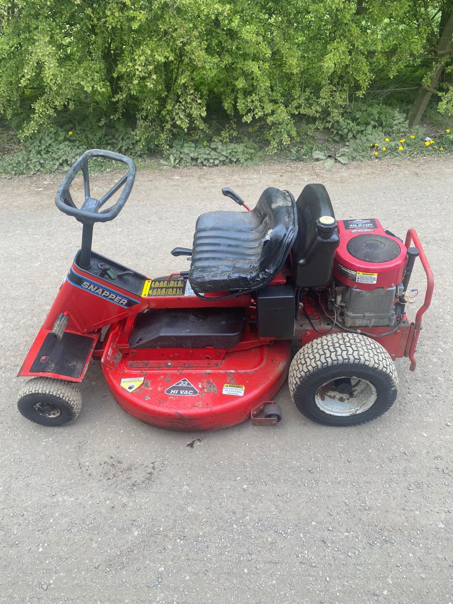 SNAPPER 33 HI VAC RIDE ON LAWN MOWER, RUNS DRIVES AND CUTS, BRAND NEW BATTERY *NO VAT* - Image 5 of 6