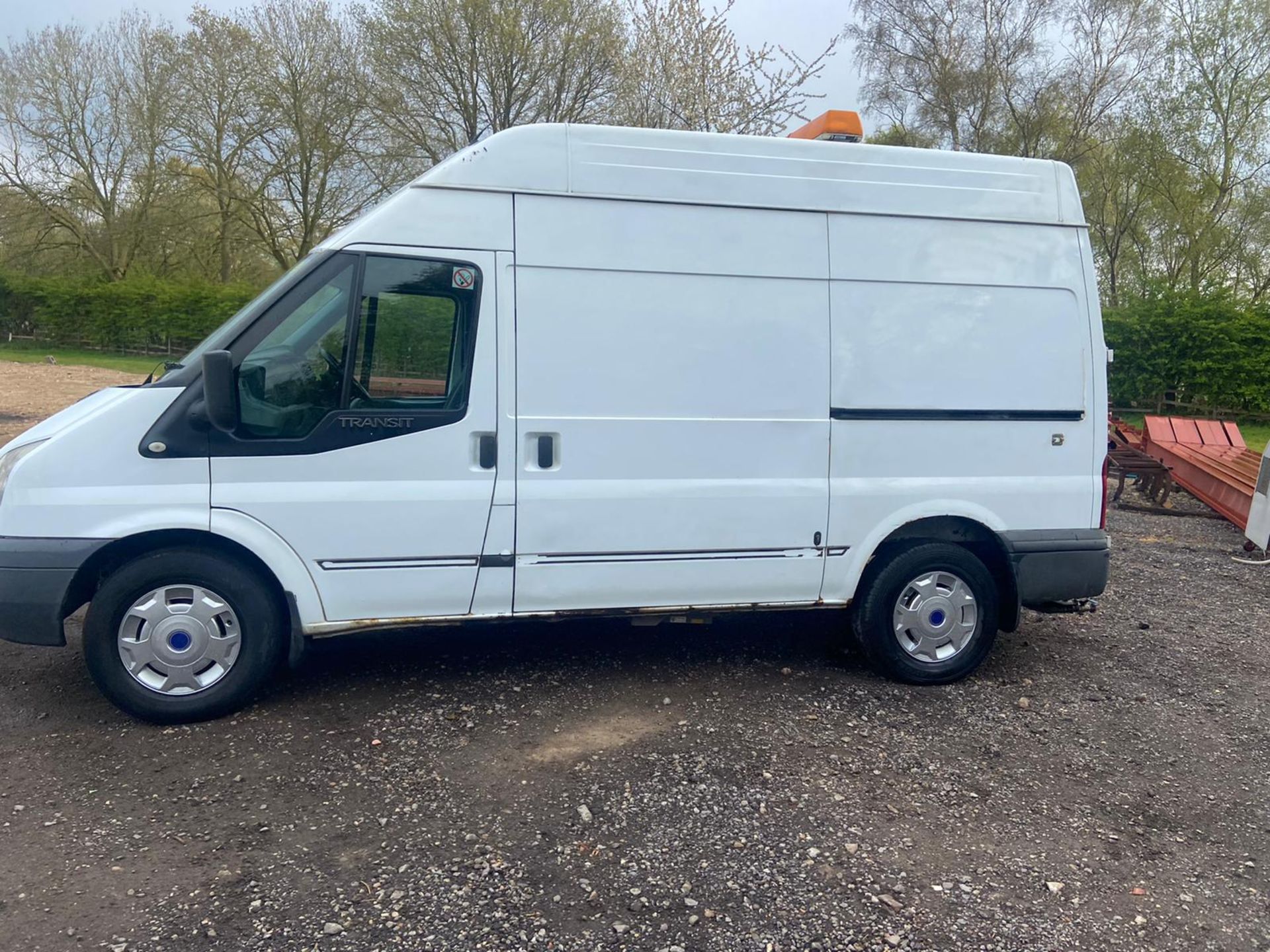 2013/13 REG FORD TRANSIT 100 T350 RWD 2.2 DIESEL WHITE PANEL VAN, SHOWING 0 FORMER KEEPERS *PLUS VAT - Image 4 of 8