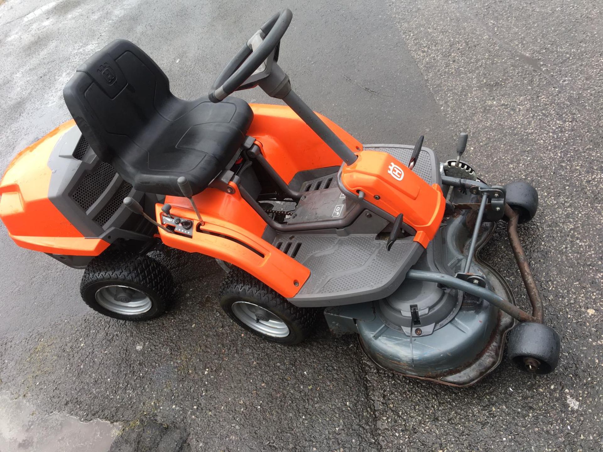 HUSQVARNA R111B5 ARTICULATED RIDE ON LAWN MOWER, YEAR 2010, WEIGHT 165 KG *NO VAT* - Image 2 of 10