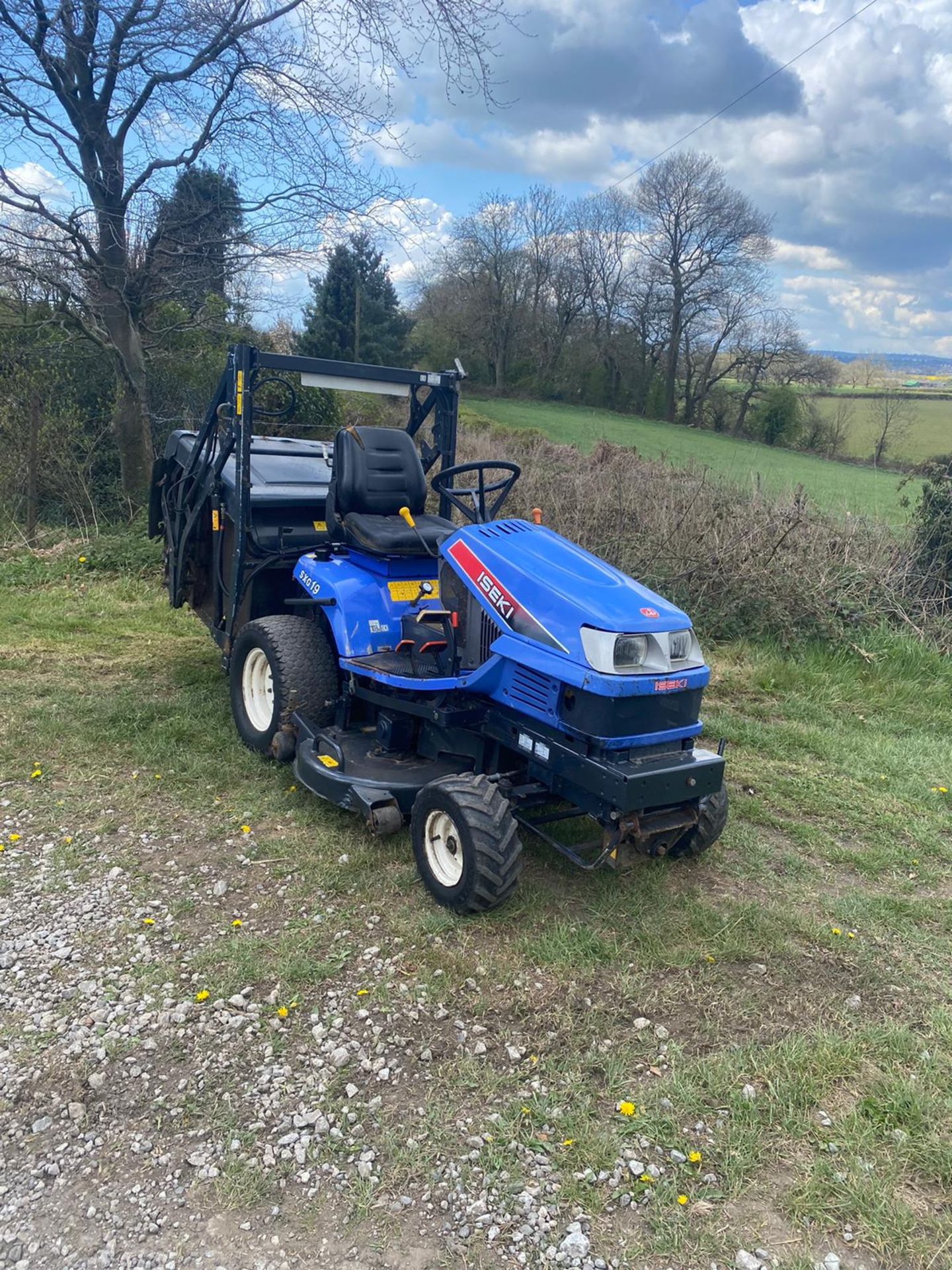 ISEKI SXG 19 HIGH TIP RIDE ON COMMERCIAL LAWN MOWER, RUNS DRIVES AND CUTS, LOW 1537 HOURS *NO VAT*