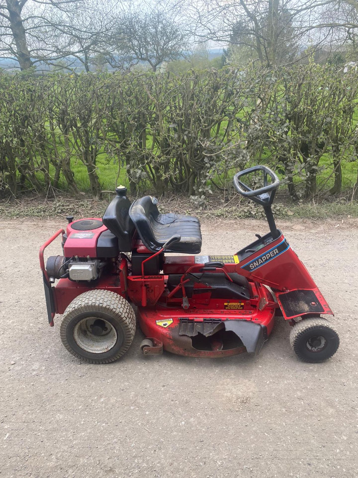 SNAPPER 33 HI VAC RIDE ON LAWN MOWER, RUNS DRIVES AND CUTS, BRAND NEW BATTERY *NO VAT* - Image 3 of 6