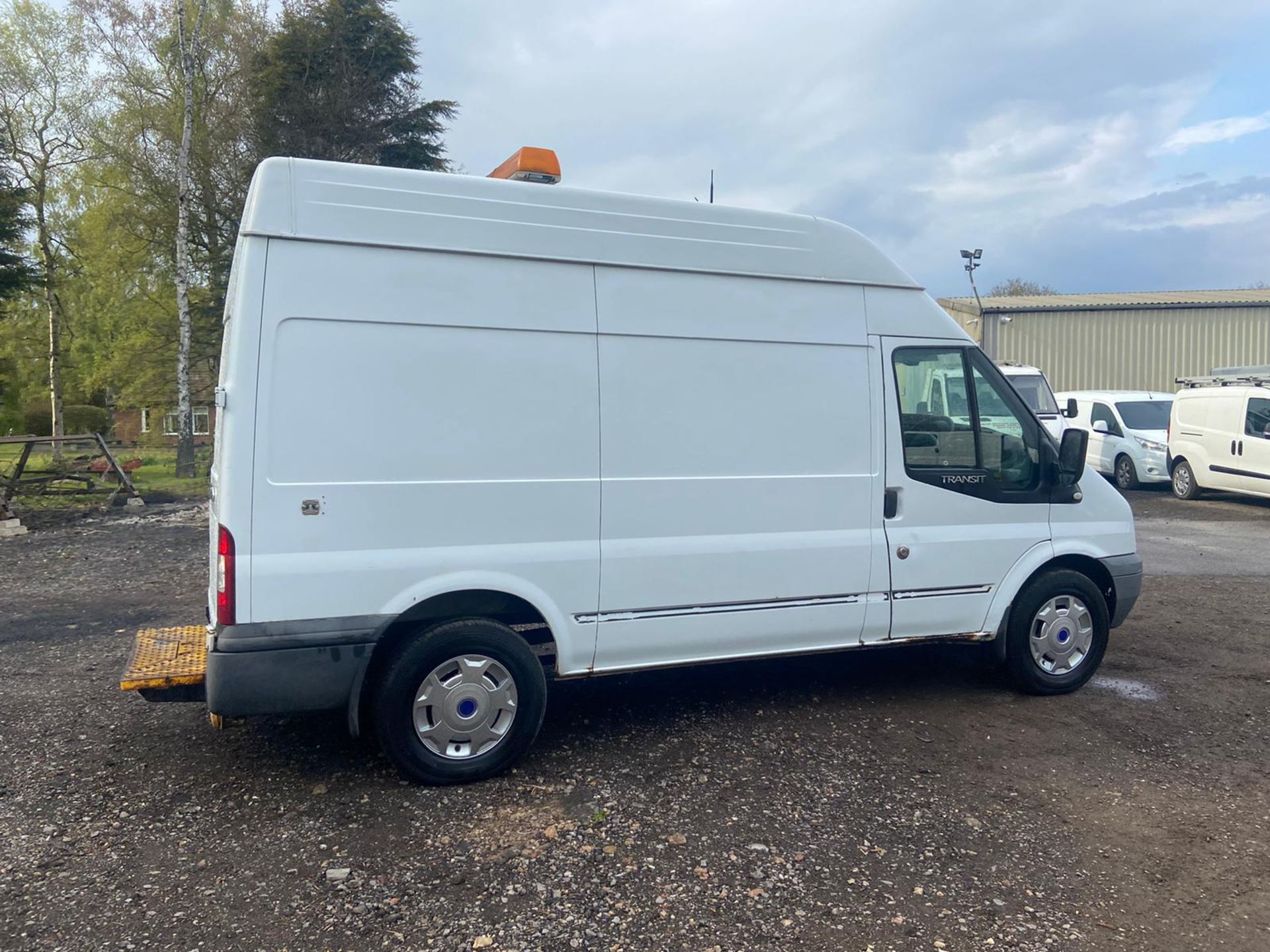 2013/13 REG FORD TRANSIT 100 T350 RWD 2.2 DIESEL WHITE PANEL VAN, SHOWING 0 FORMER KEEPERS *PLUS VAT - Image 7 of 8