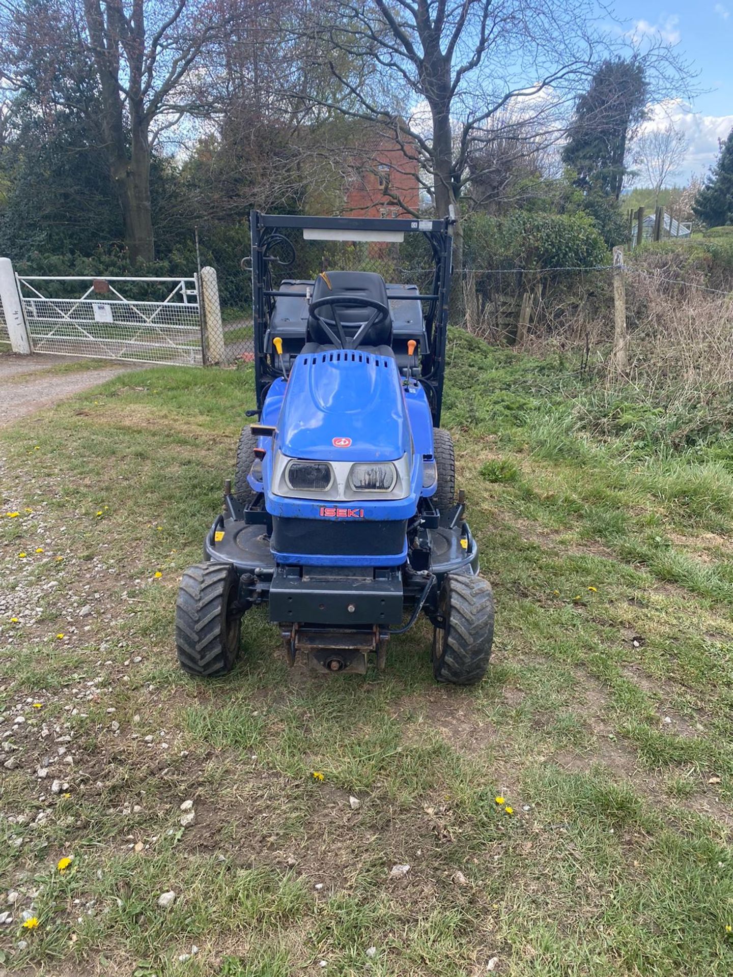 ISEKI SXG 19 HIGH TIP RIDE ON COMMERCIAL LAWN MOWER, RUNS DRIVES AND CUTS, LOW 1537 HOURS *NO VAT* - Image 3 of 9