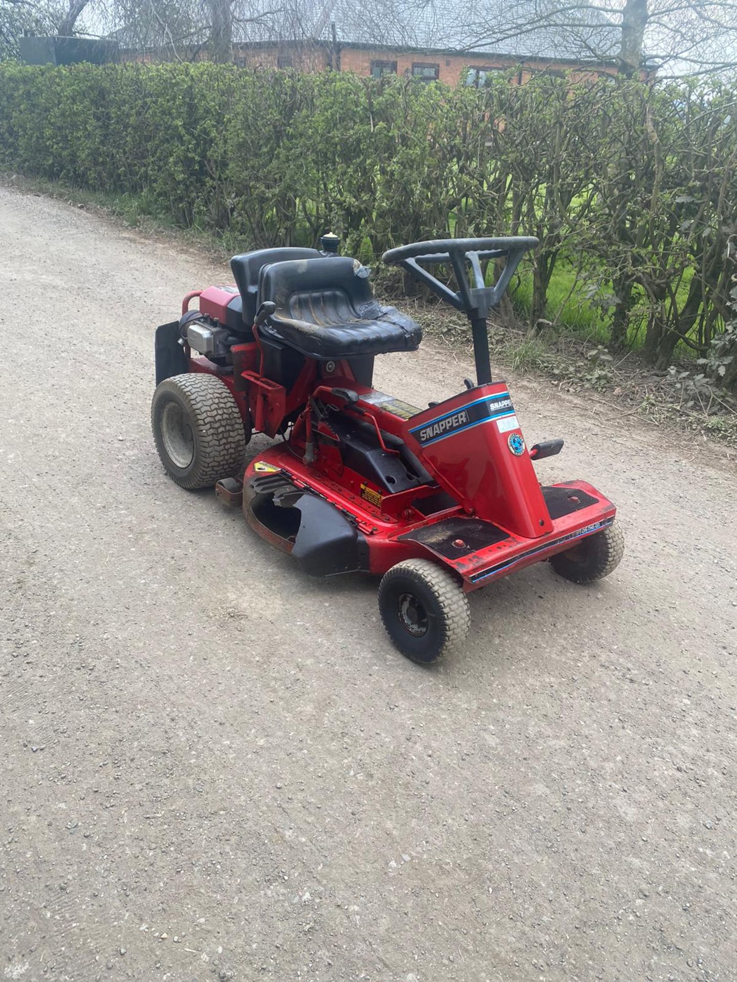 SNAPPER 33 HI VAC RIDE ON LAWN MOWER, RUNS DRIVES AND CUTS, BRAND NEW BATTERY *NO VAT* - Image 2 of 6