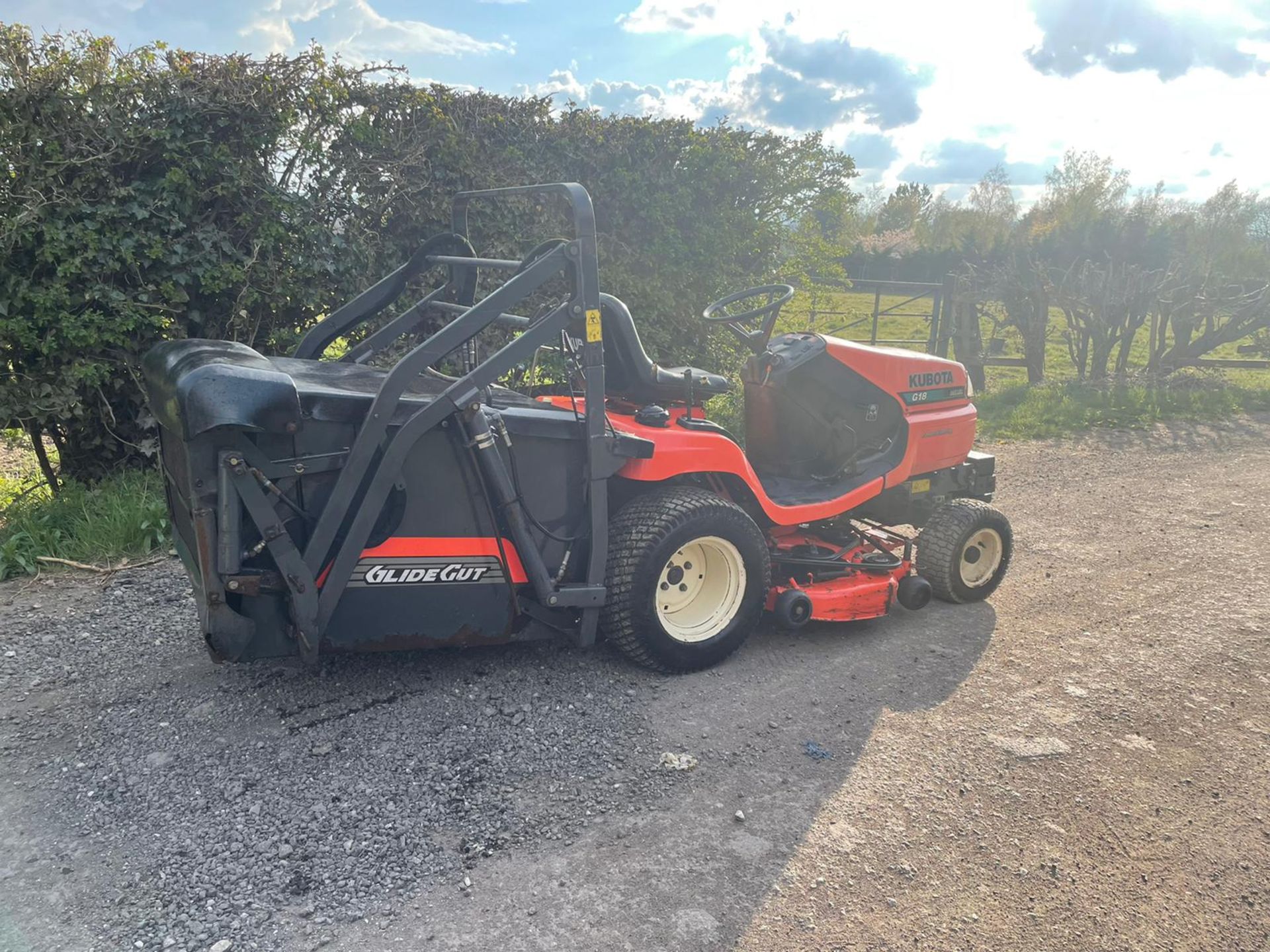 Kubota G18 Ride On Mower, Runs Drives And Cuts, High Tip Collector, Hydrostatic *NO VAT* - Image 4 of 12