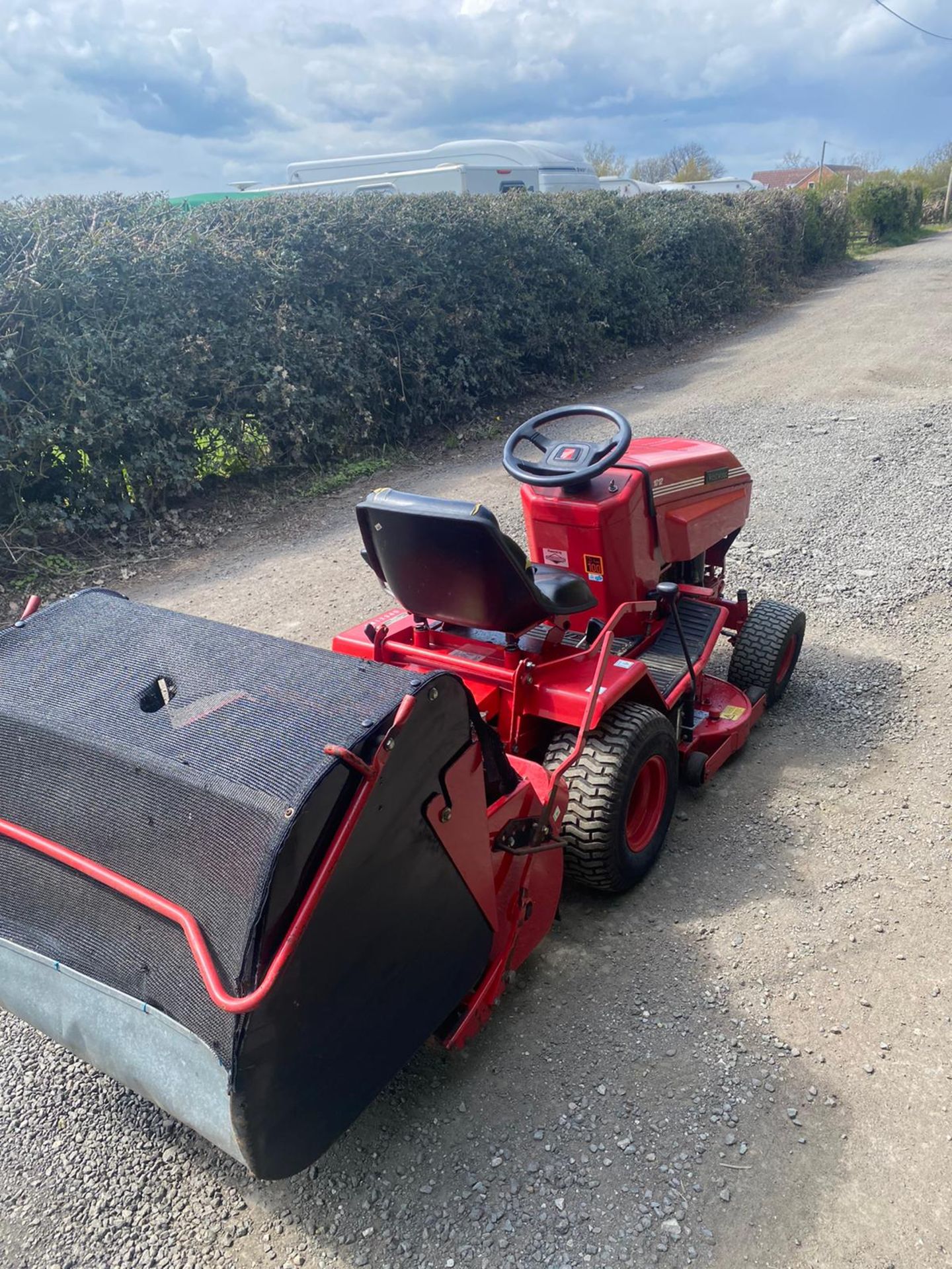 WESTWOOD 1012 RIDE ON LAWN MOWER, RUNS DRIVES AND CUTS, GOOD BODYWORK, STARTS ON KEY *NO VAT* - Image 6 of 7