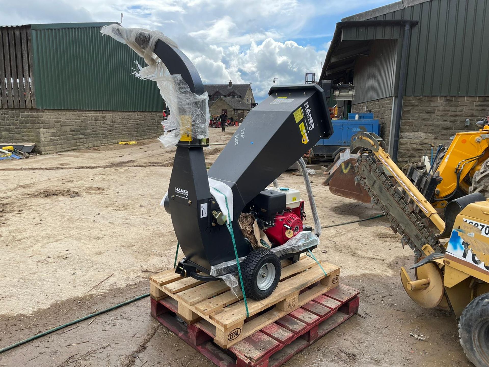 BRAND NEW AND UNUSED HANER HHH150E WOOD CHIPPER, TAKES 4.5" WOOD, FULLY ASSEMBLED READY FOR WORK - Image 2 of 8