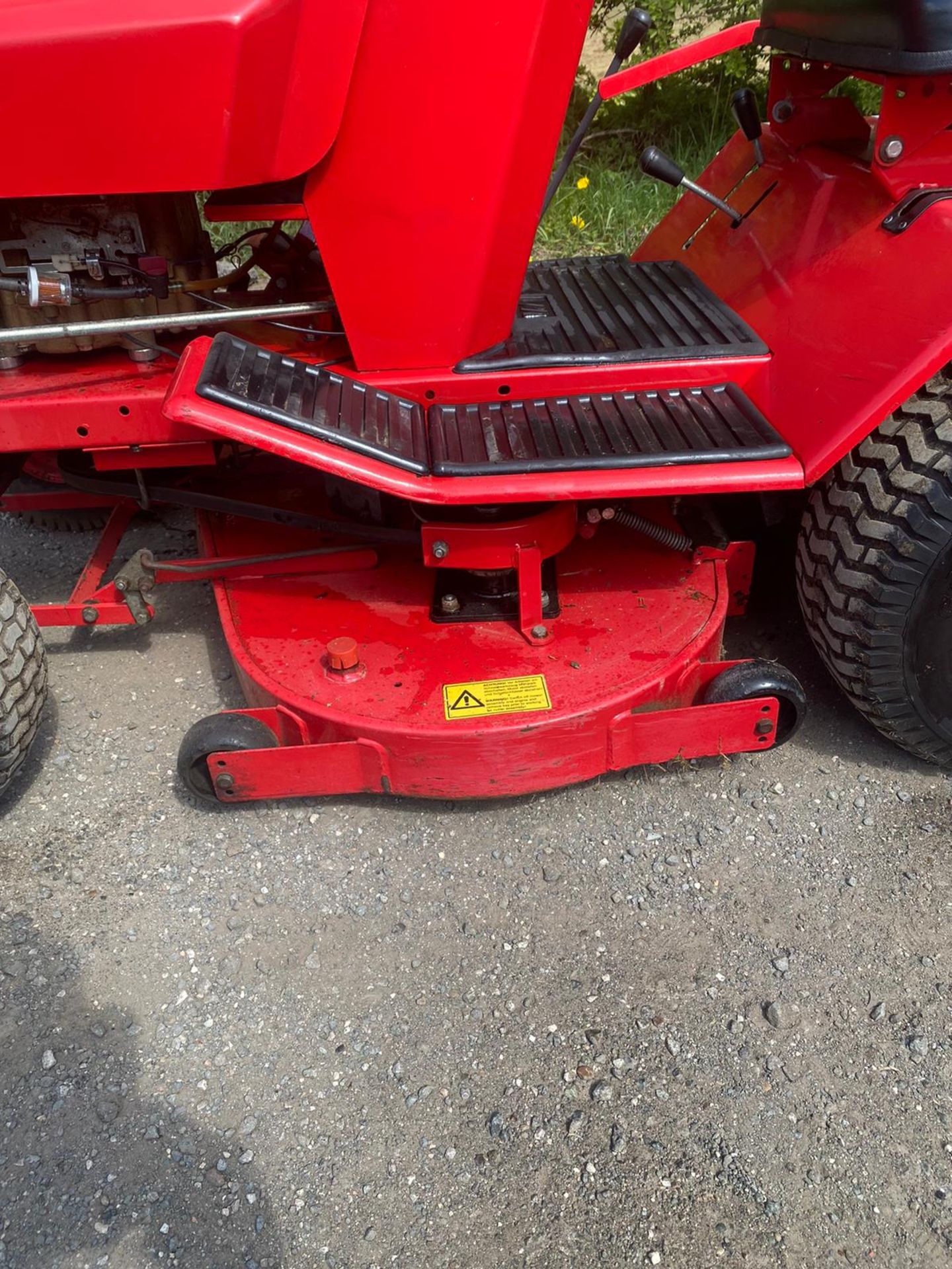 WESTWOOD 1012 RIDE ON LAWN MOWER, RUNS DRIVES AND CUTS, GOOD BODYWORK, STARTS ON KEY *NO VAT* - Image 7 of 7