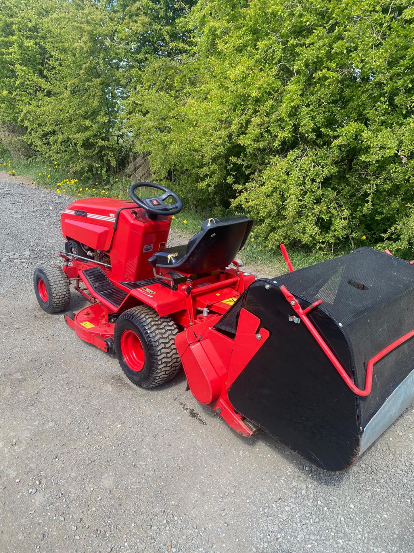 WESTWOOD 1012 RIDE ON LAWN MOWER, RUNS DRIVES AND CUTS, GOOD BODYWORK, STARTS ON KEY *NO VAT* - Image 4 of 7