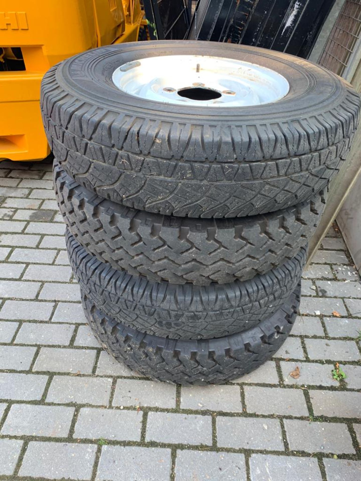 4 X WHITE STEEL WHEELS & TYRES OFF L/ROVER DEFENDER 2009 2 X MICHELIN & 2 AVON RANGEMASTER 7.5 R16C