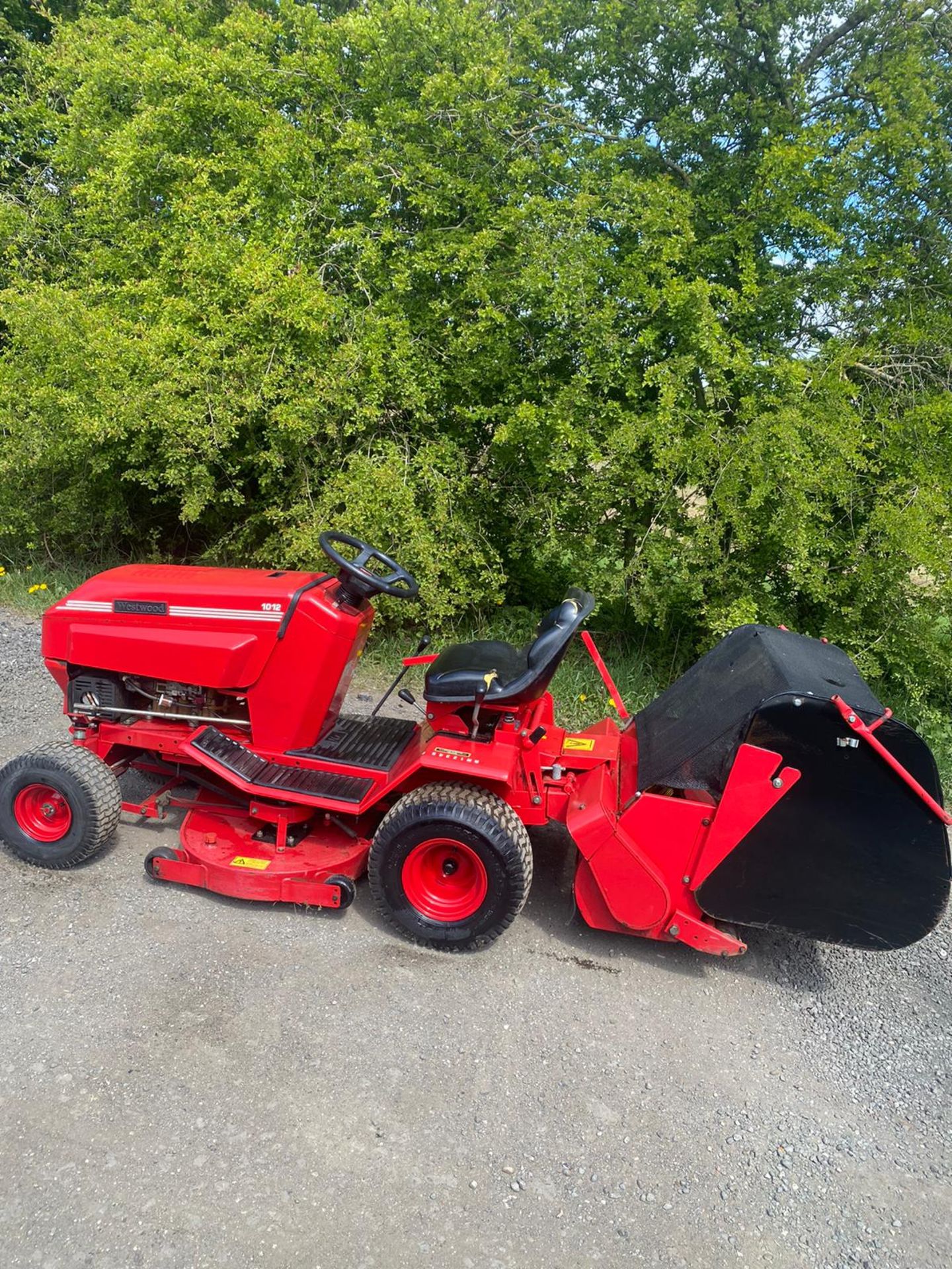 WESTWOOD 1012 RIDE ON LAWN MOWER, RUNS DRIVES AND CUTS, GOOD BODYWORK, STARTS ON KEY *NO VAT* - Image 3 of 7