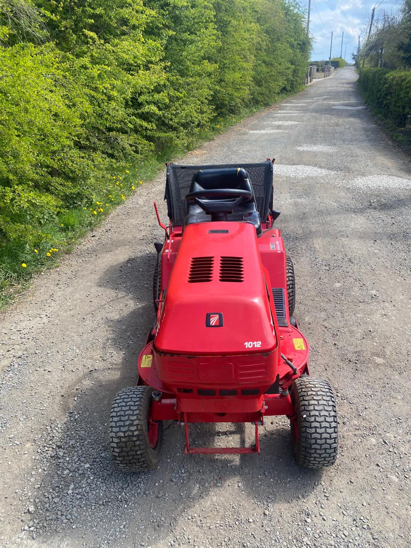 WESTWOOD 1012 RIDE ON LAWN MOWER, RUNS DRIVES AND CUTS, GOOD BODYWORK, STARTS ON KEY *NO VAT* - Image 2 of 7