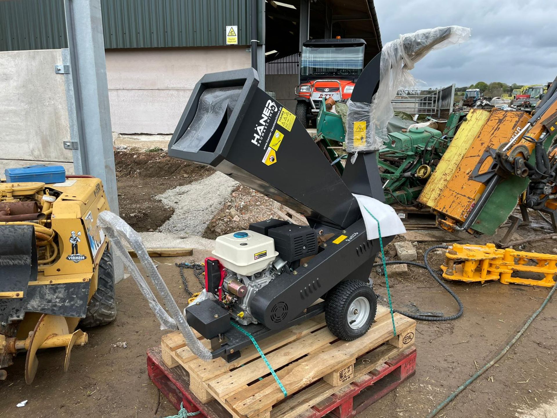 BRAND NEW AND UNUSED HANER HHH150E WOOD CHIPPER, TAKES 4.5" WOOD, FULLY ASSEMBLED READY FOR WORK - Image 3 of 8