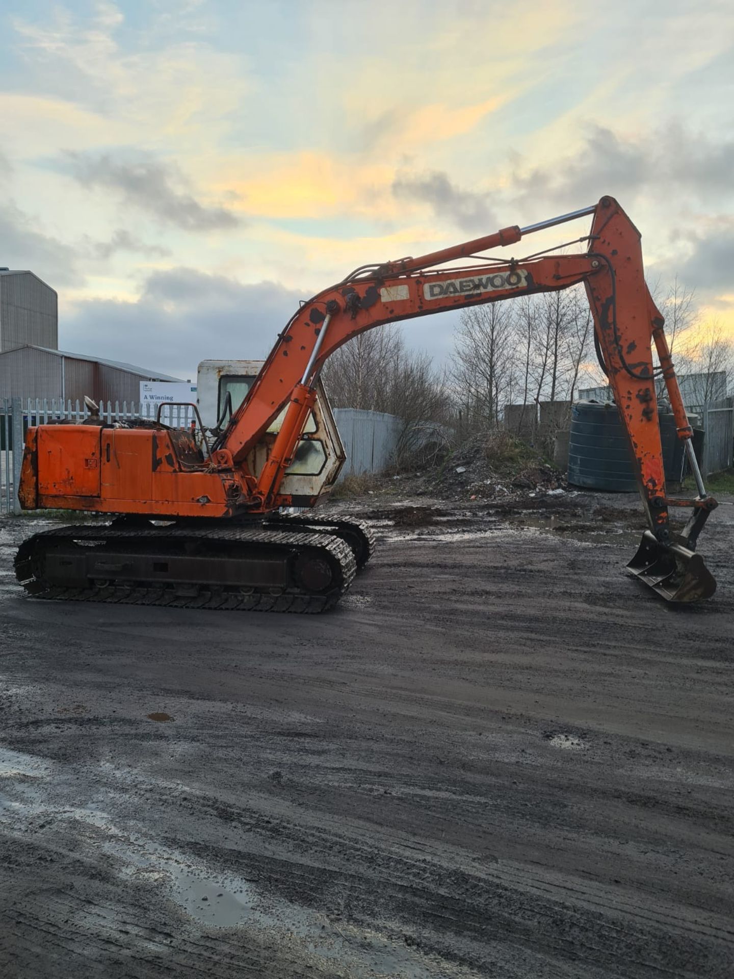 DAEWOO DH 13 TON STEEL TRACKED CRAWLER DIGGER / EXCAVATOR SIX CYLINDER ENGINE 6199 HOURS *NO VAT* - Image 2 of 12