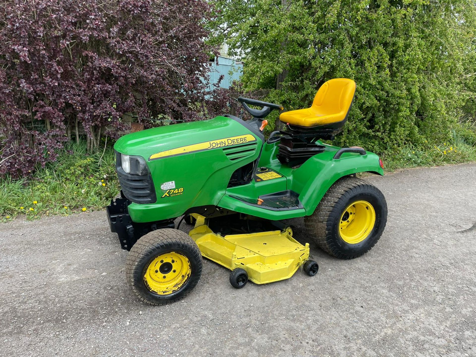 2009/58 JOHN DEERE X748 ULTIMATE RIDE ON MOWER, RUNS DRIVES AND CUTS, HYDROSTATIC *PLUS VAT*