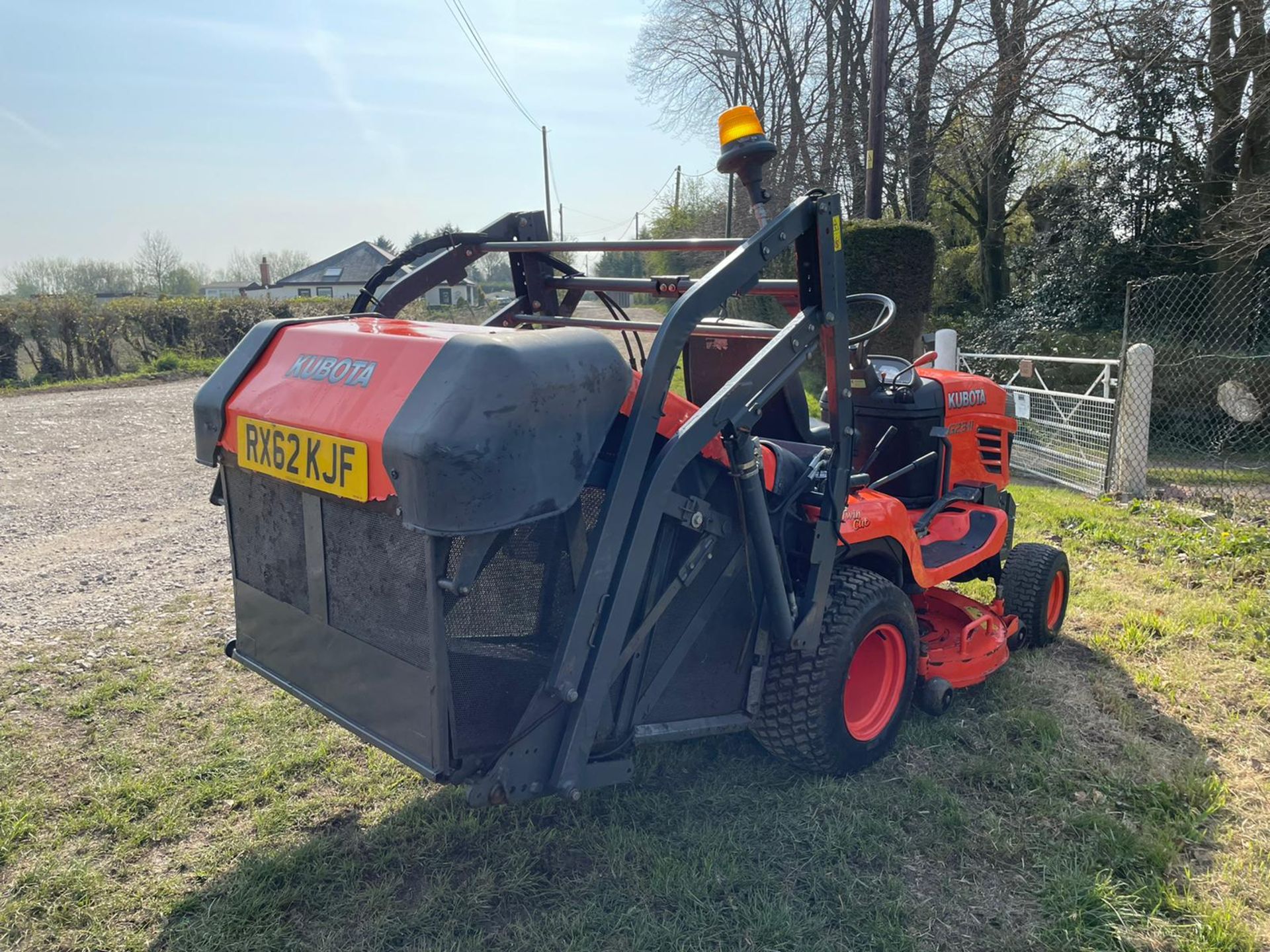 2013 (62) KUBOTA G23-II RIDE ON MOWER, RUNS DRIVES AND CUTS, HIGH TIP COLLECTOR *PLUS VAT* - Image 5 of 10