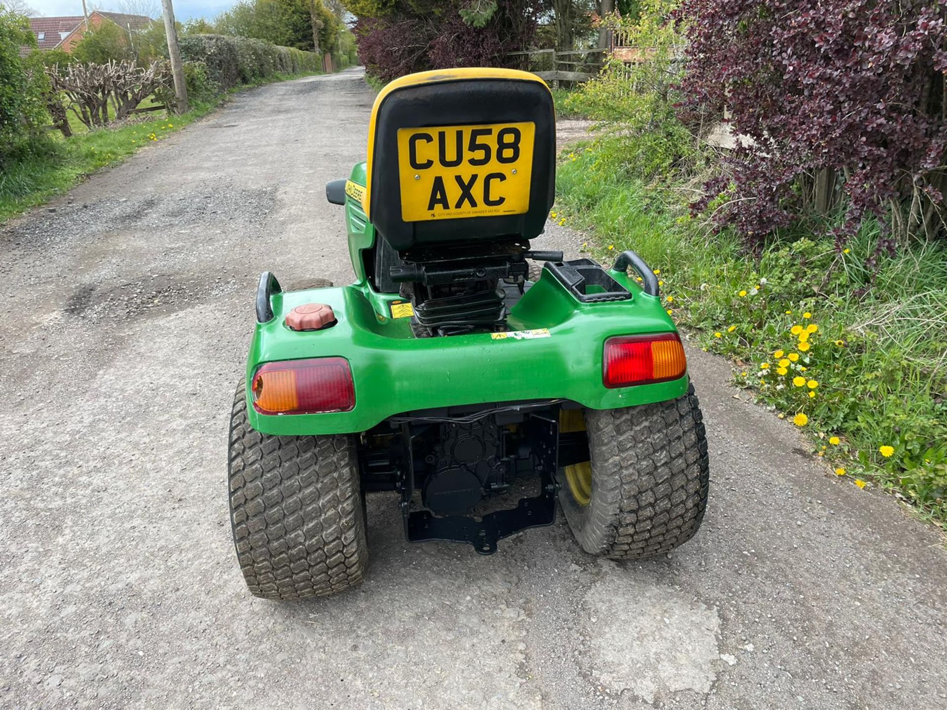 2009/58 JOHN DEERE X748 ULTIMATE RIDE ON MOWER, RUNS DRIVES AND CUTS, HYDROSTATIC *PLUS VAT* - Image 4 of 6