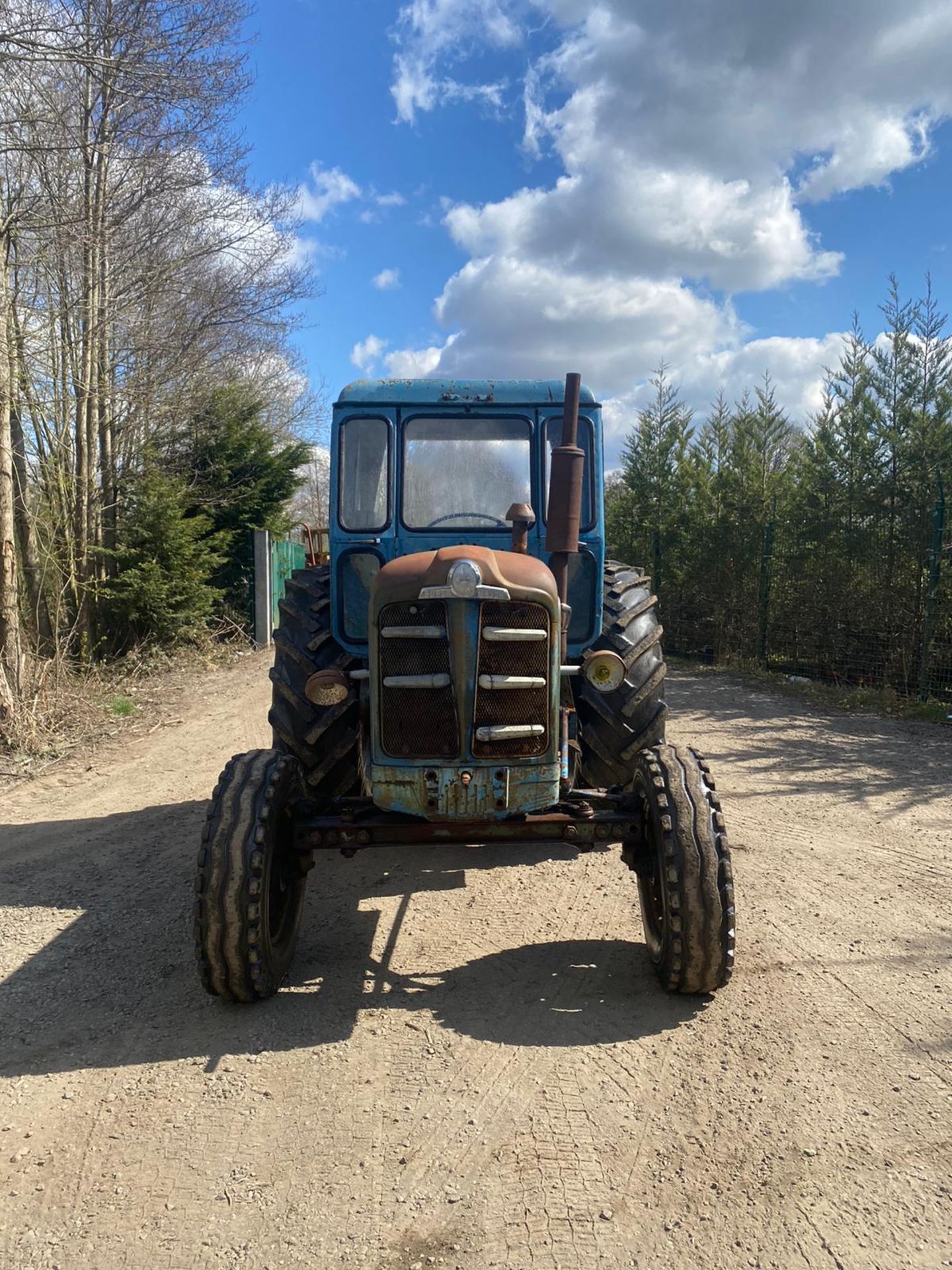 FORDSON SUPER MAJOR TRACTOR, RUNS AND DRIVES, CABBED, 3 POINT LINKAGE *PLUS VAT* - Image 2 of 7