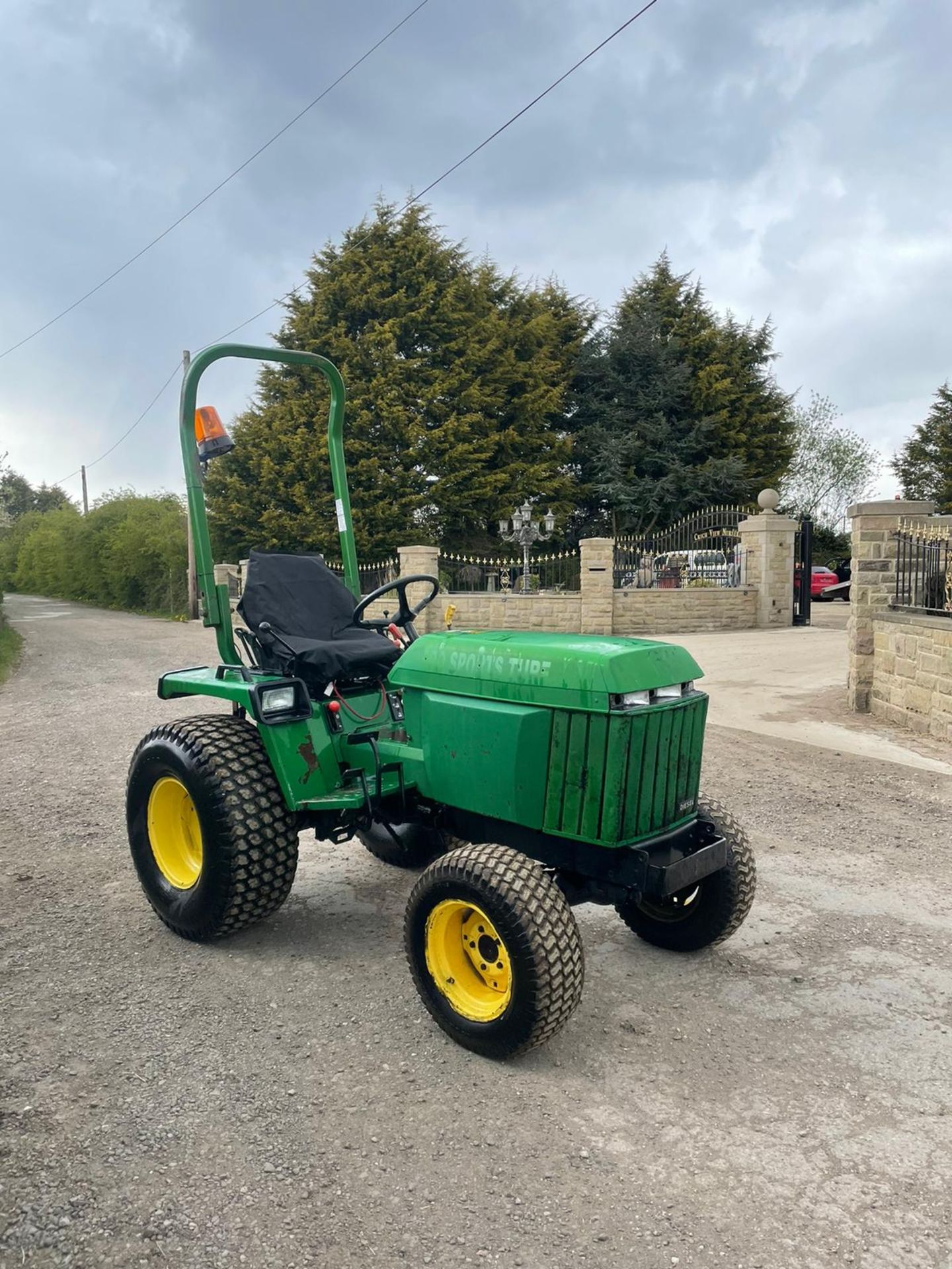 JOHN DEERE 955 COMPACT TRACTOR, RUNS WORKS AND DRIVES, 3 POINT LINKAGE, REAR PTO *PLUS VAT* - Image 2 of 4