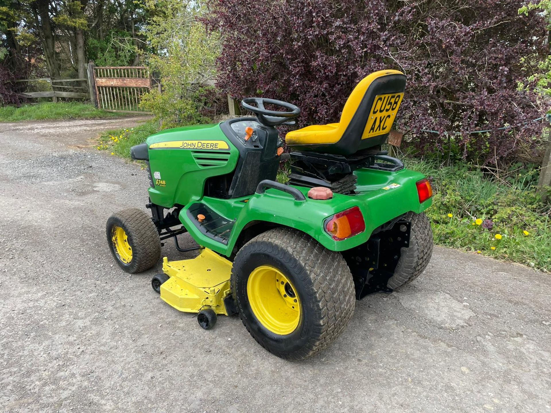 2009/58 JOHN DEERE X748 ULTIMATE RIDE ON MOWER, RUNS DRIVES AND CUTS, HYDROSTATIC *PLUS VAT* - Image 3 of 6