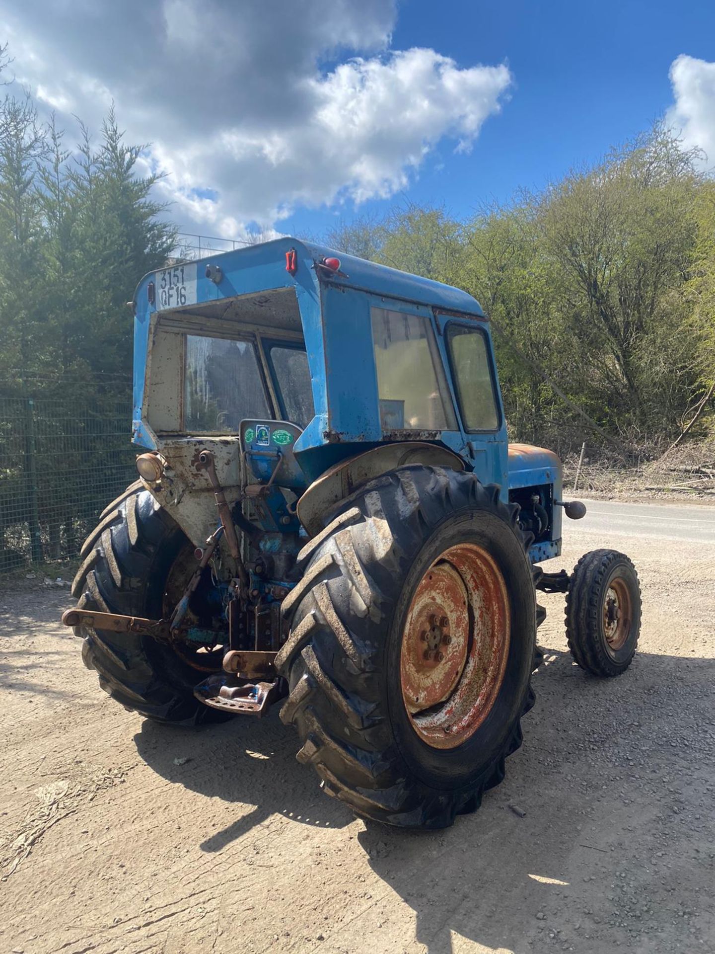 FORDSON SUPER MAJOR TRACTOR, RUNS AND DRIVES, CABBED, 3 POINT LINKAGE *PLUS VAT* - Image 4 of 7