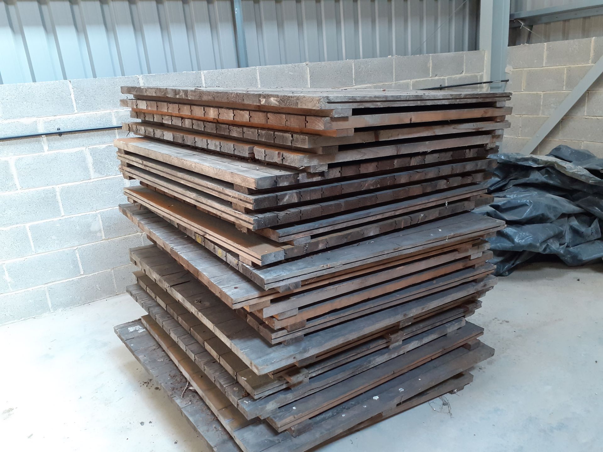 23 PIECES PALLET DECKING, HARDWOOD, IN SOLID USEABLE CONDITION *PLUS VAT*