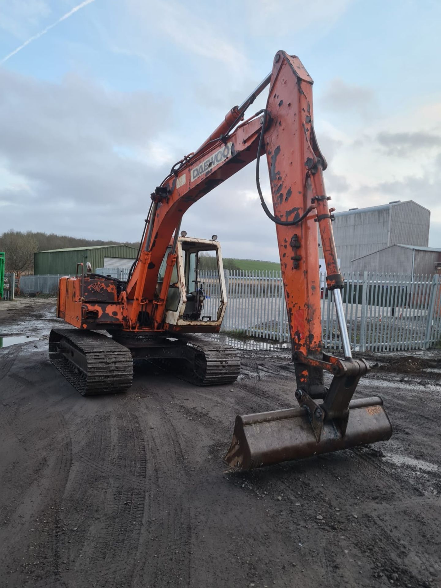 DAEWOO DH 13 TON STEEL TRACKED CRAWLER DIGGER / EXCAVATOR SIX CYLINDER ENGINE 6199 HOURS *NO VAT* - Image 5 of 12