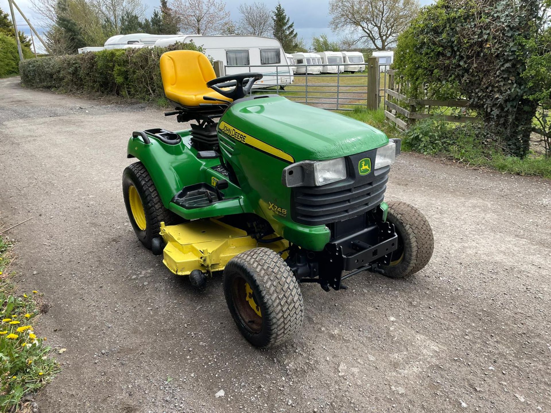 2009/58 JOHN DEERE X748 ULTIMATE RIDE ON MOWER, RUNS DRIVES AND CUTS, HYDROSTATIC *PLUS VAT* - Image 2 of 6