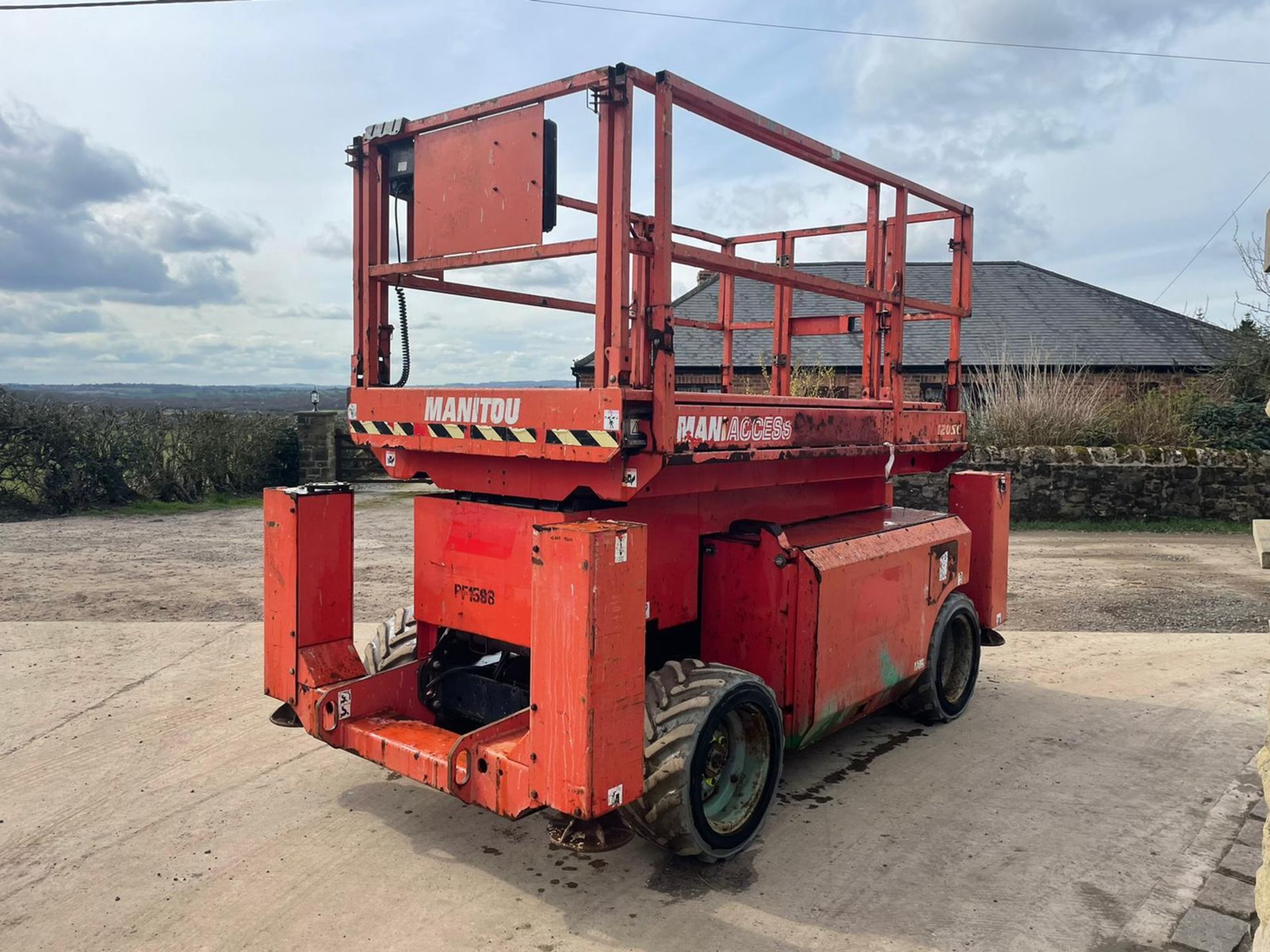 2013 MANITOU MANI-ACCESS 120SC SCISSOR LIFT, RUNS, DRIVES AND LIFTS *PLUS VAT* - Image 4 of 12