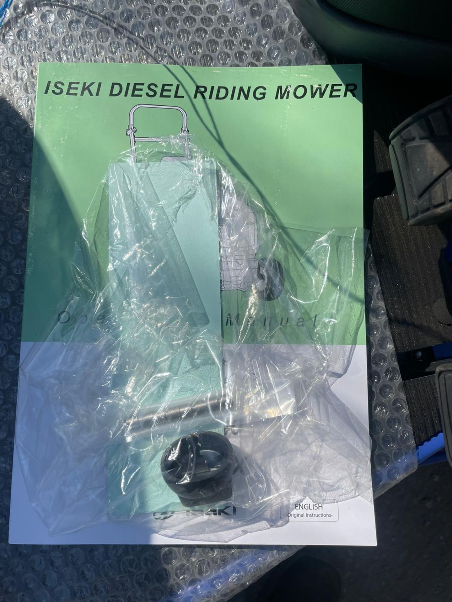 NEW/UNUSED ISEKI SXG216+ RIDE ON LAWN MOWER *PLUS VAT* - Image 11 of 14