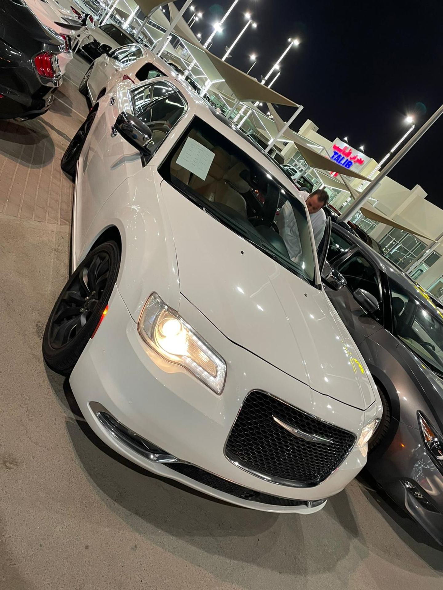 2015 CHRYSLER 300 HEMI 44,000KM - SOLD WITH MOT AND NOVA *PLUS VAT* - Image 2 of 17