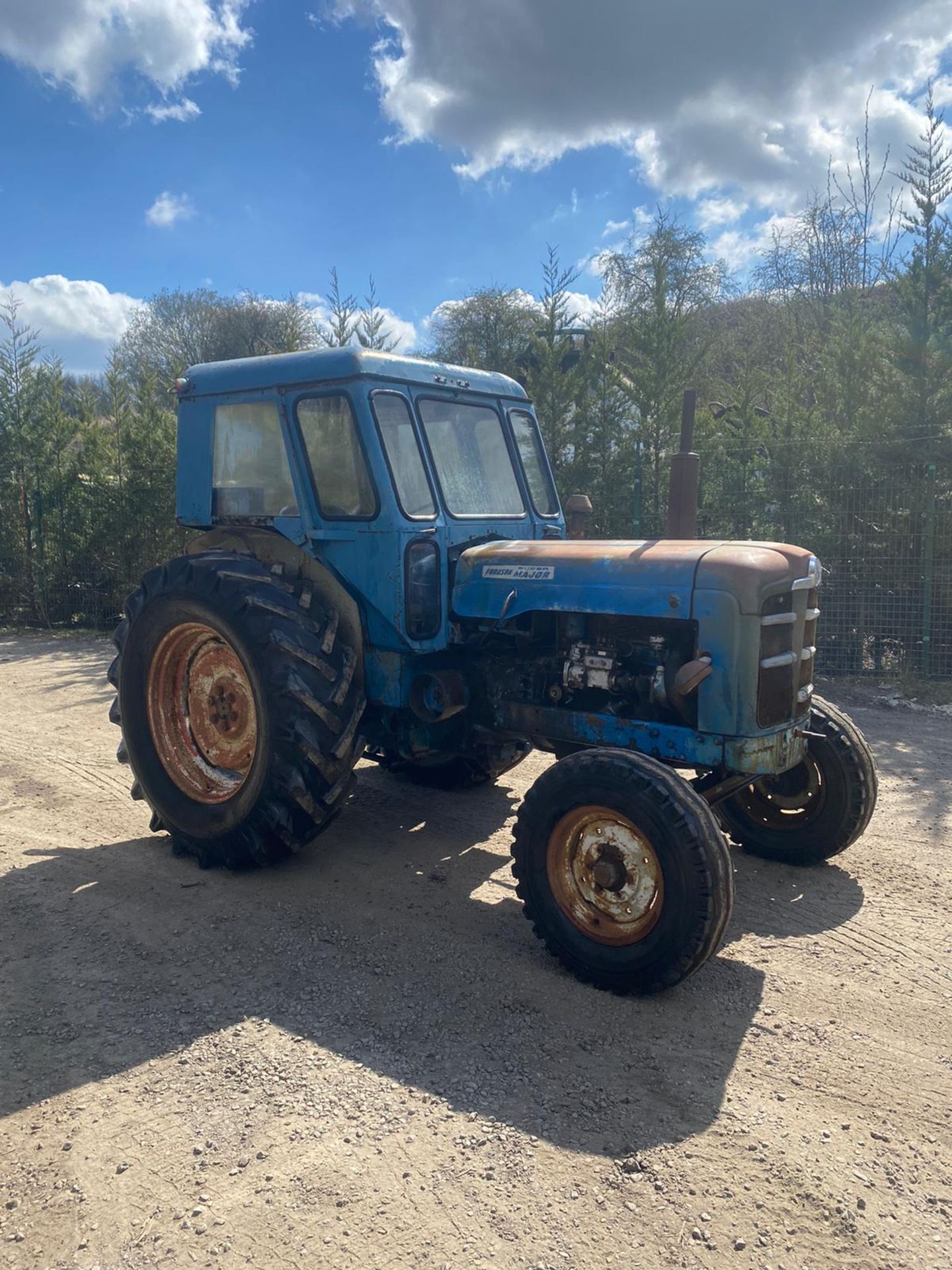 FORDSON SUPER MAJOR TRACTOR, RUNS AND DRIVES, CABBED, 3 POINT LINKAGE *PLUS VAT* - Image 3 of 7