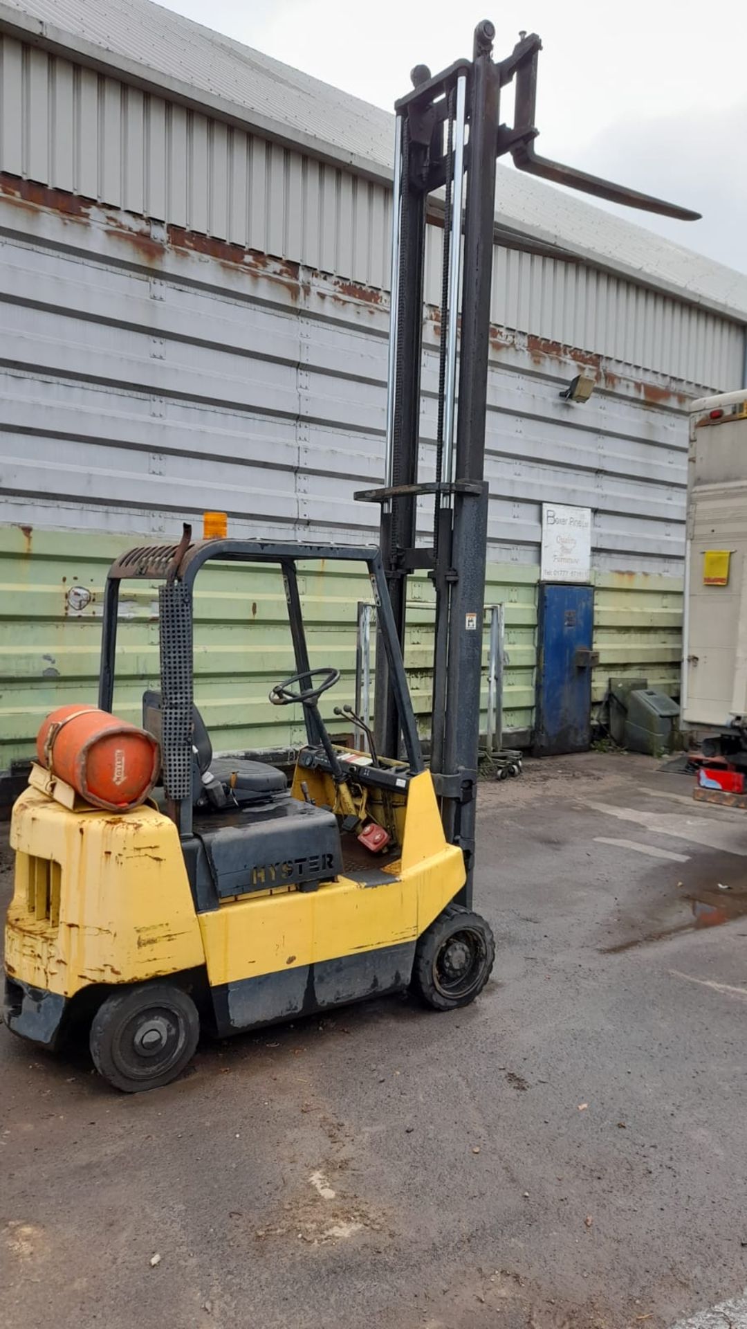 1989 HYSTER S2.00XL 2 TON GAS POWERED FORKLIFT, RUNS DRIVES AND LIFTS *PLUS VAT* - Image 2 of 5