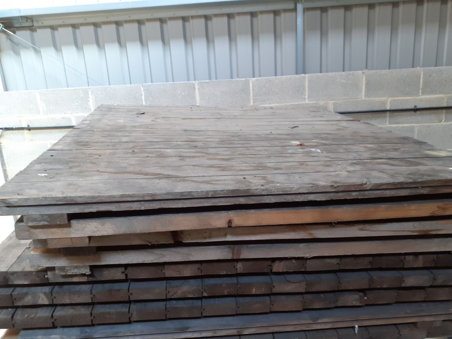 23 PIECES PALLET DECKING, HARDWOOD, IN SOLID USEABLE CONDITION *PLUS VAT* - Image 3 of 3