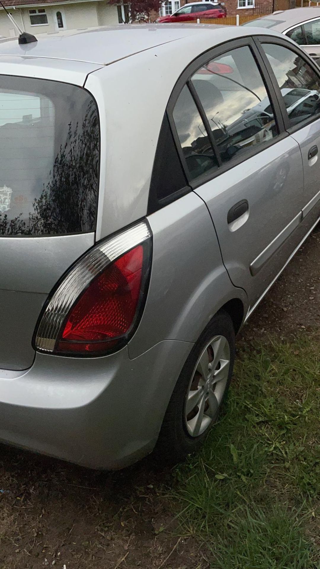 2010 KIA RIO 1, SILVER 5 DOOR HATCHBACK, 1.4 PETROL ENGINE, MANUAL 5 GEARS *NO VAT* - Image 5 of 6