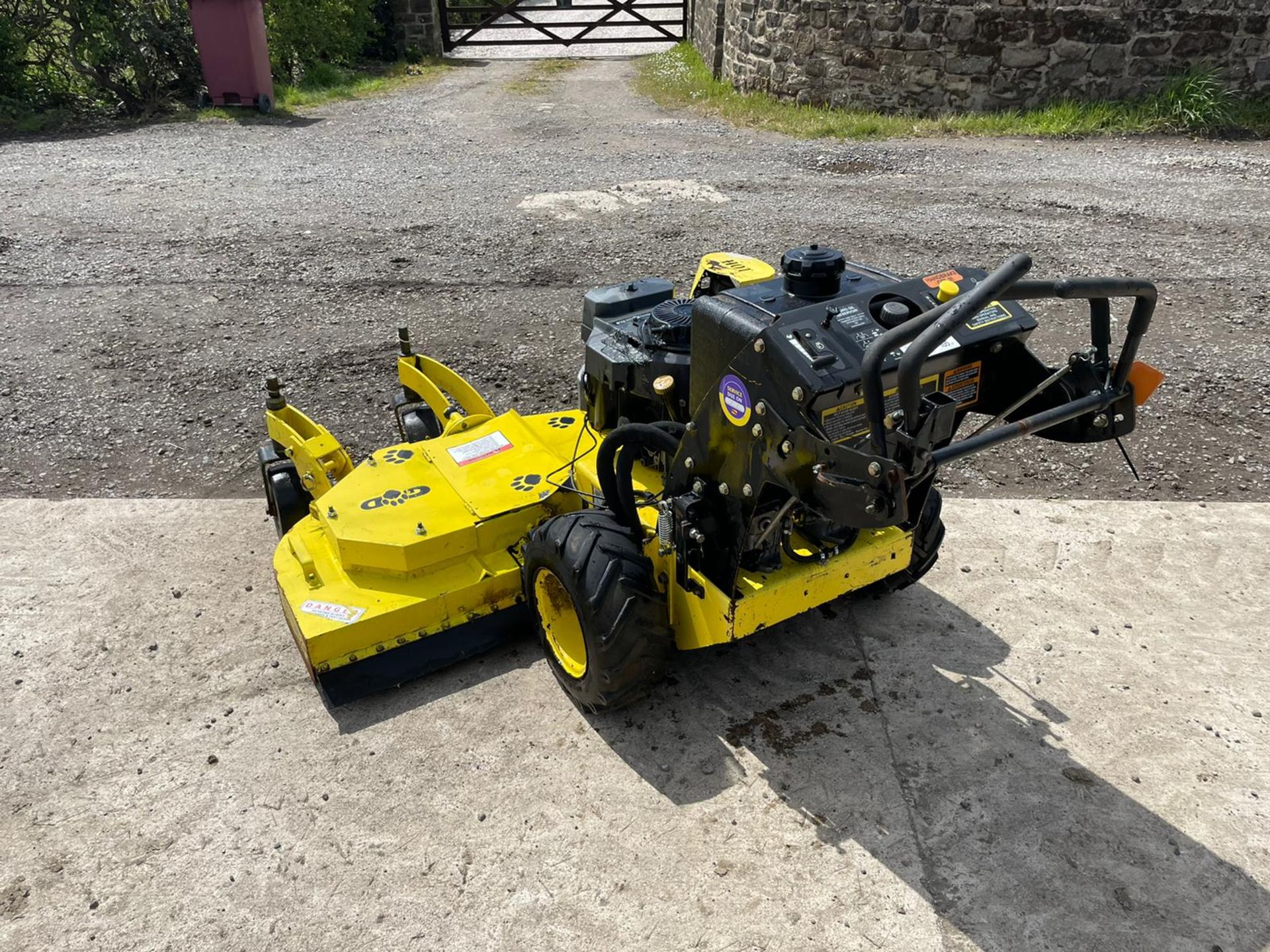 GREAT DANE WALK BEHIND MOWER, RUNS DRIVES AND CUTS, 3 BLADE DECK, SELF PROPELLED *PLUS VAT* - Image 4 of 8